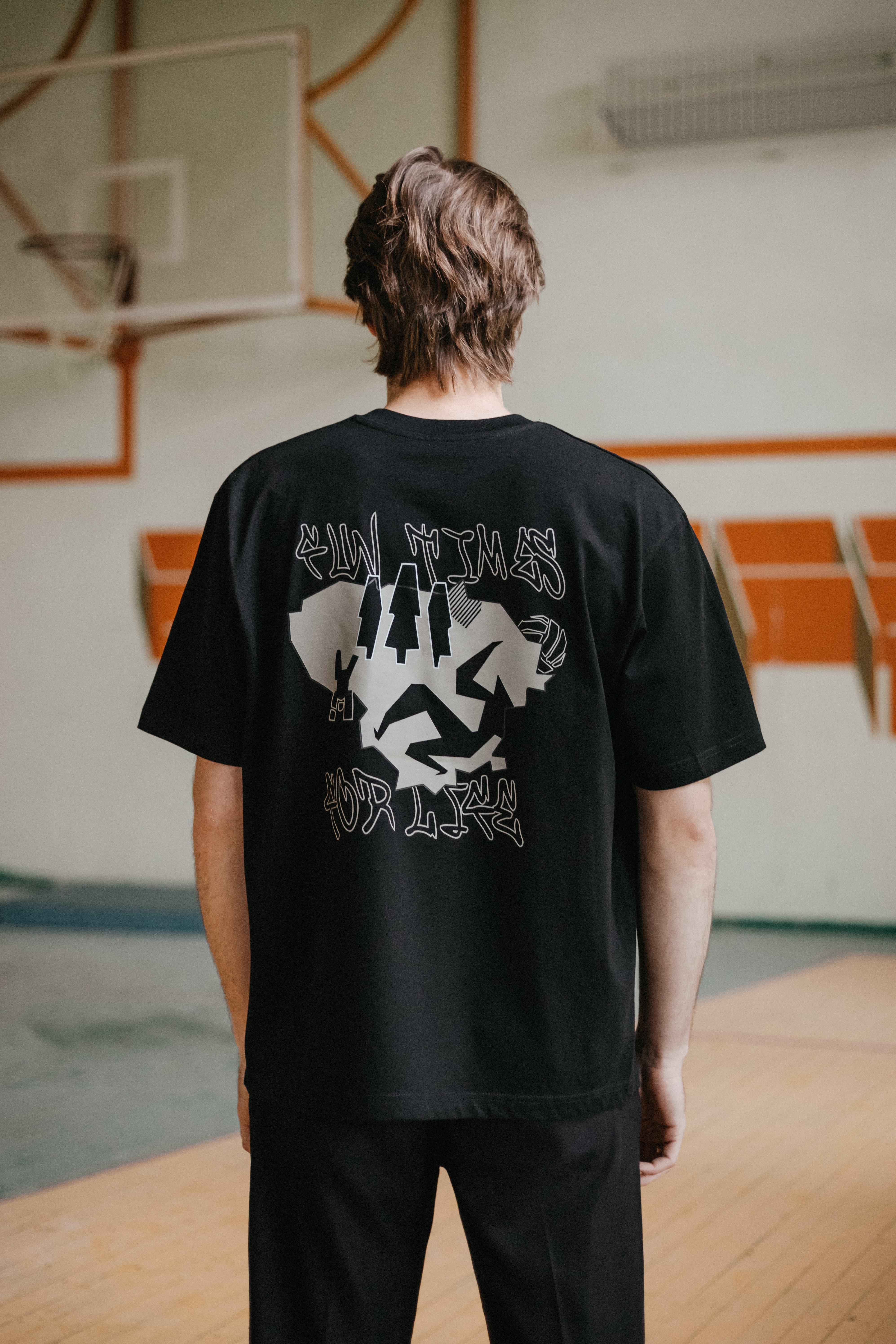 Juodos spalvos marškinėliai