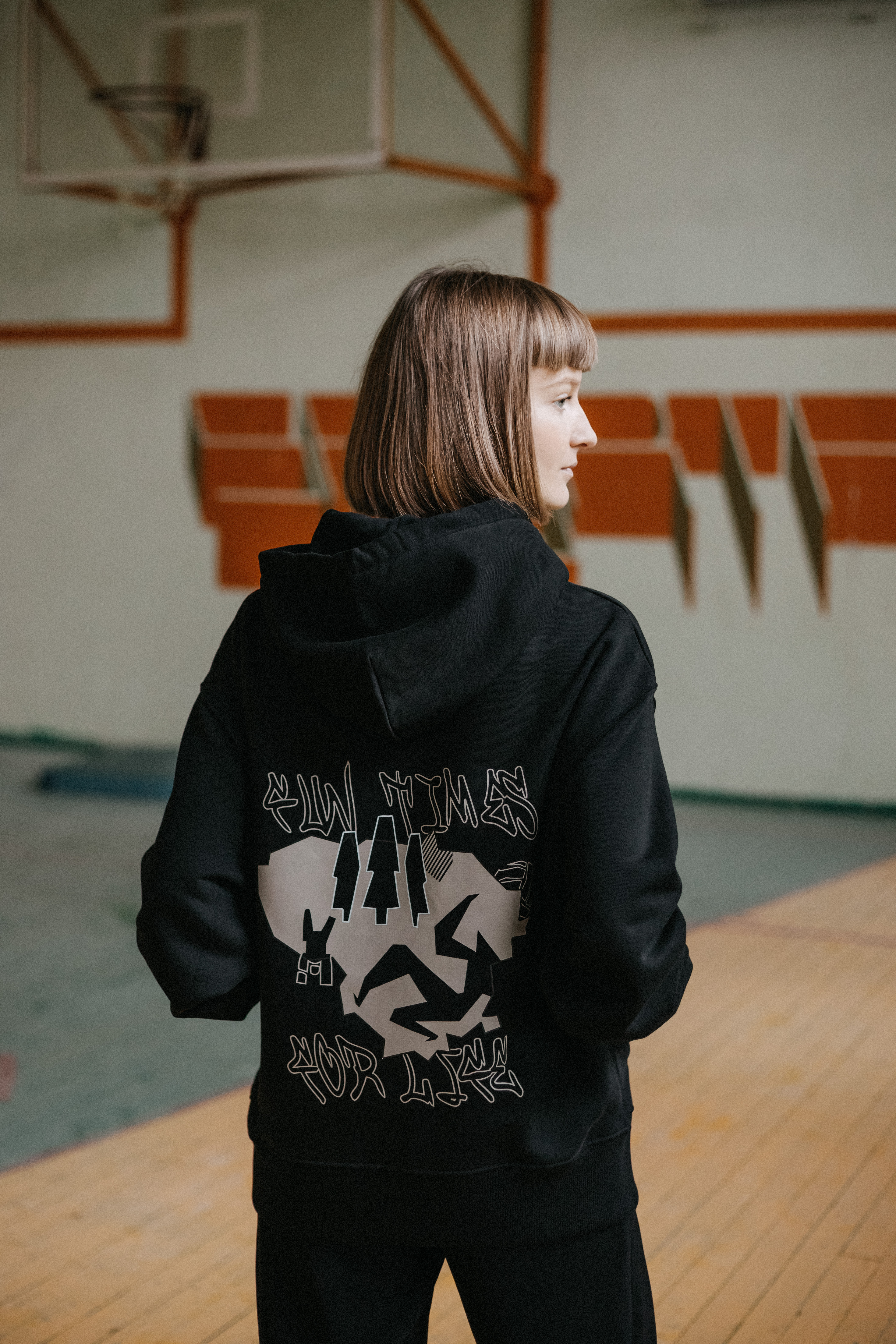 Juodos spalvos džemperis