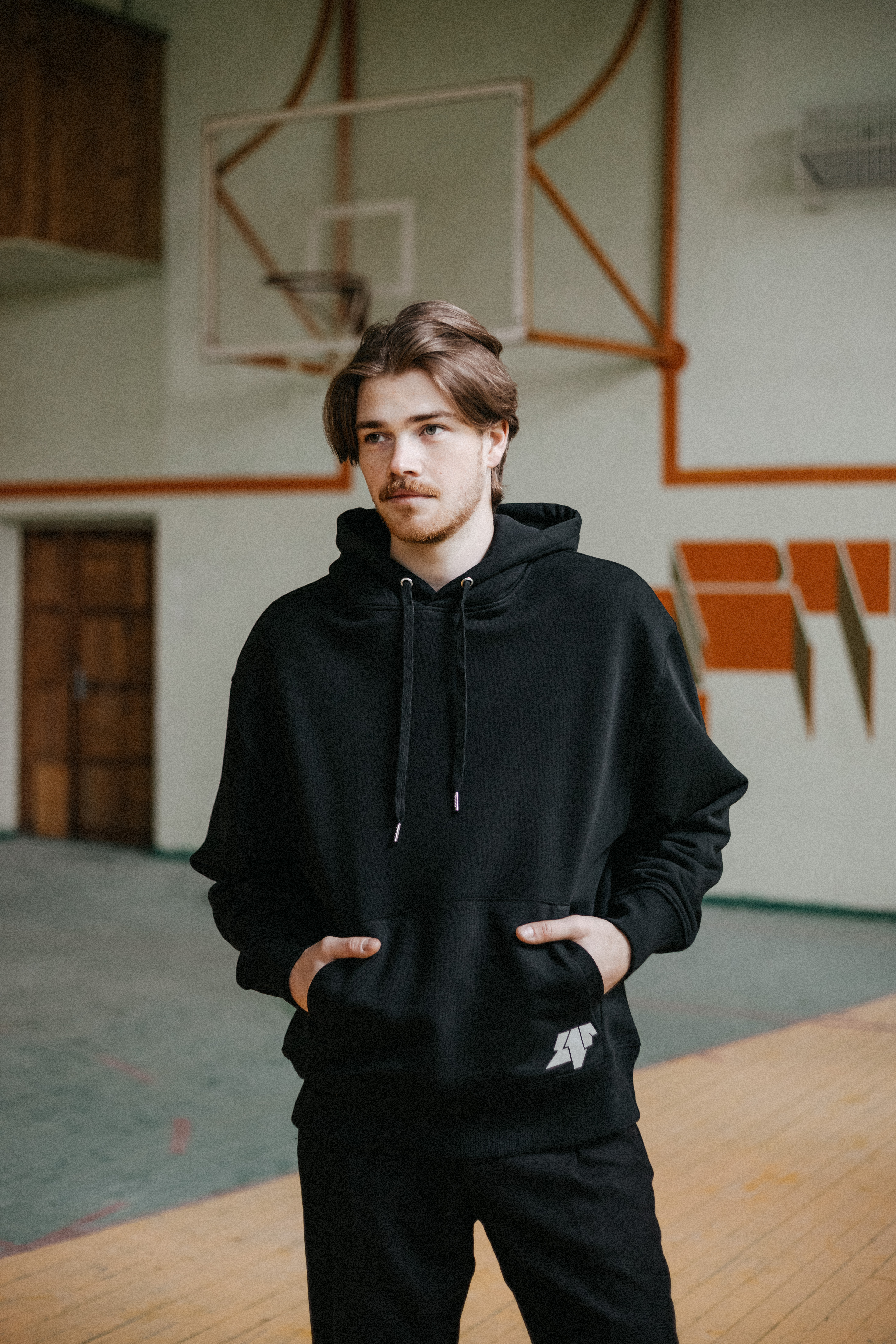 Juodos spalvos džemperis