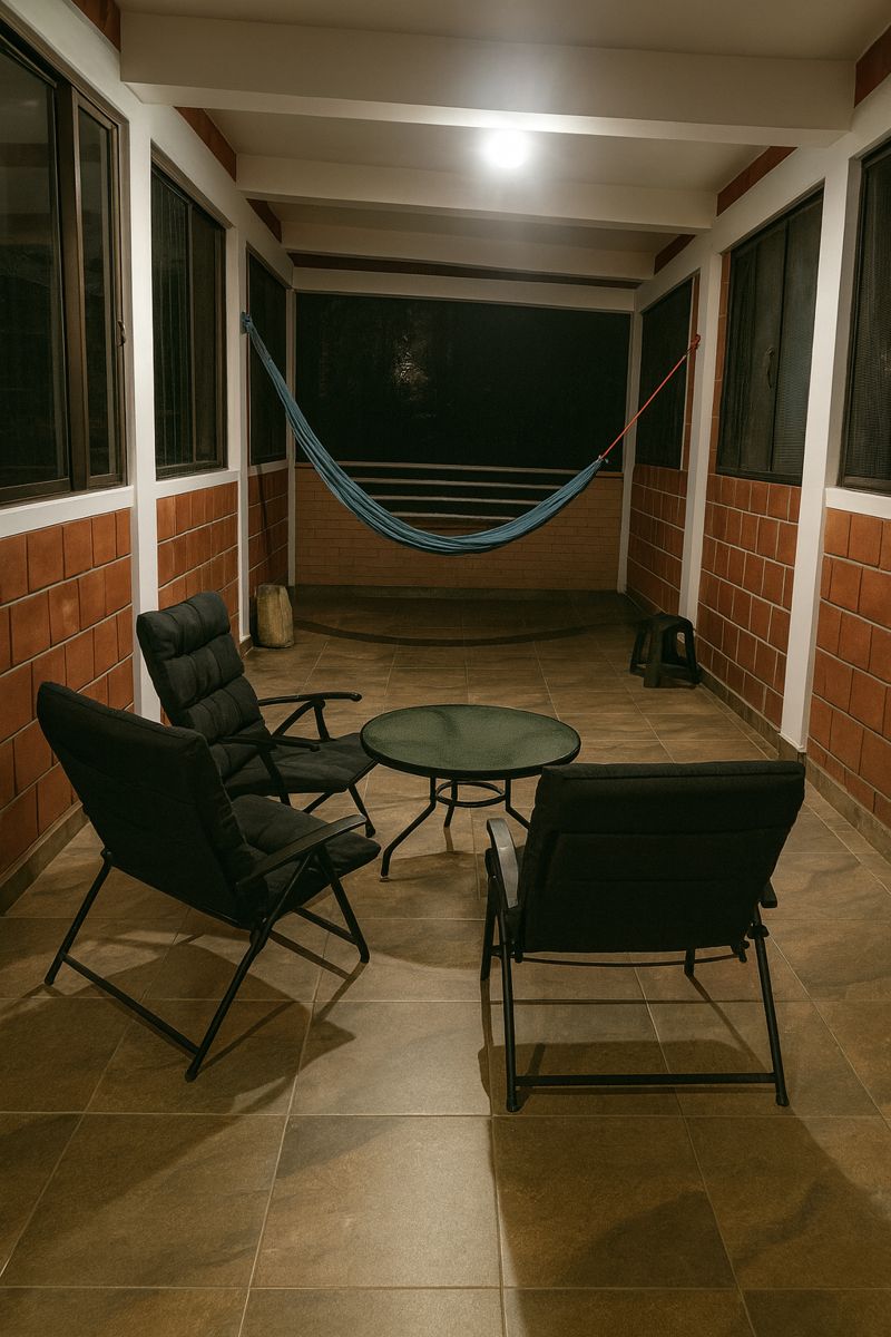 casita entre arbolesCada habitación cuenta con su propia tarifa, características y servicios. Por favor revisa la imagen y la descripción correspondiente a cada una antes de reservar. Los precios son por persona (o por habitación, según aplique) 