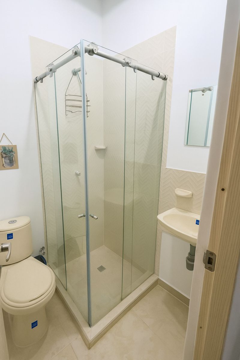 Apartamento de 1 dormitorioCada habitación cuenta con su propia tarifa, características y servicios. Por favor revisa la imagen y la descripción correspondiente a cada una antes de reservar. Los precios son por persona (o por habitación, según apliq