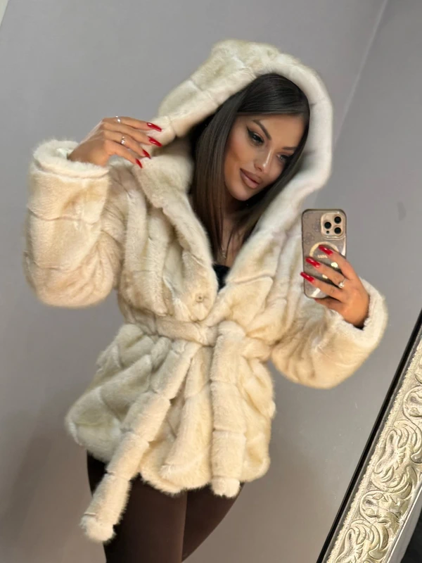 Kremowy płaszcz z futra ekologicznego