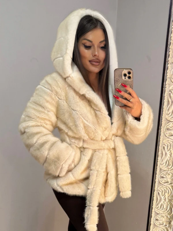 Kremowy płaszcz z futra ekologicznego