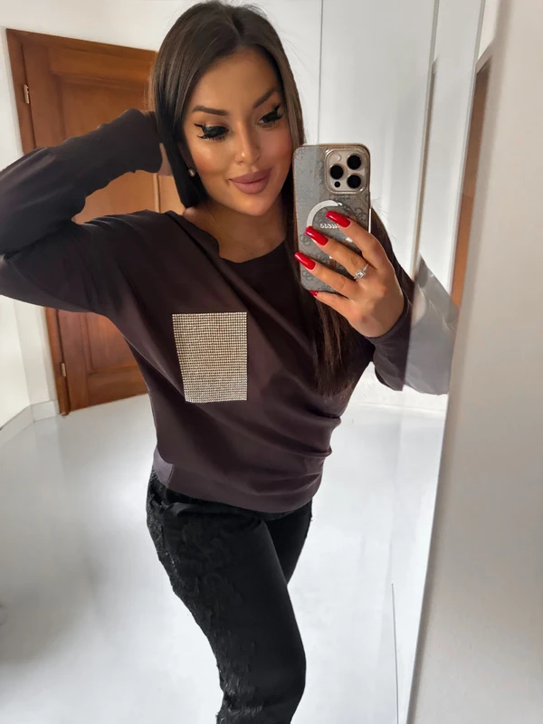 Czekoladowa bluza z ozdobną kieszenią