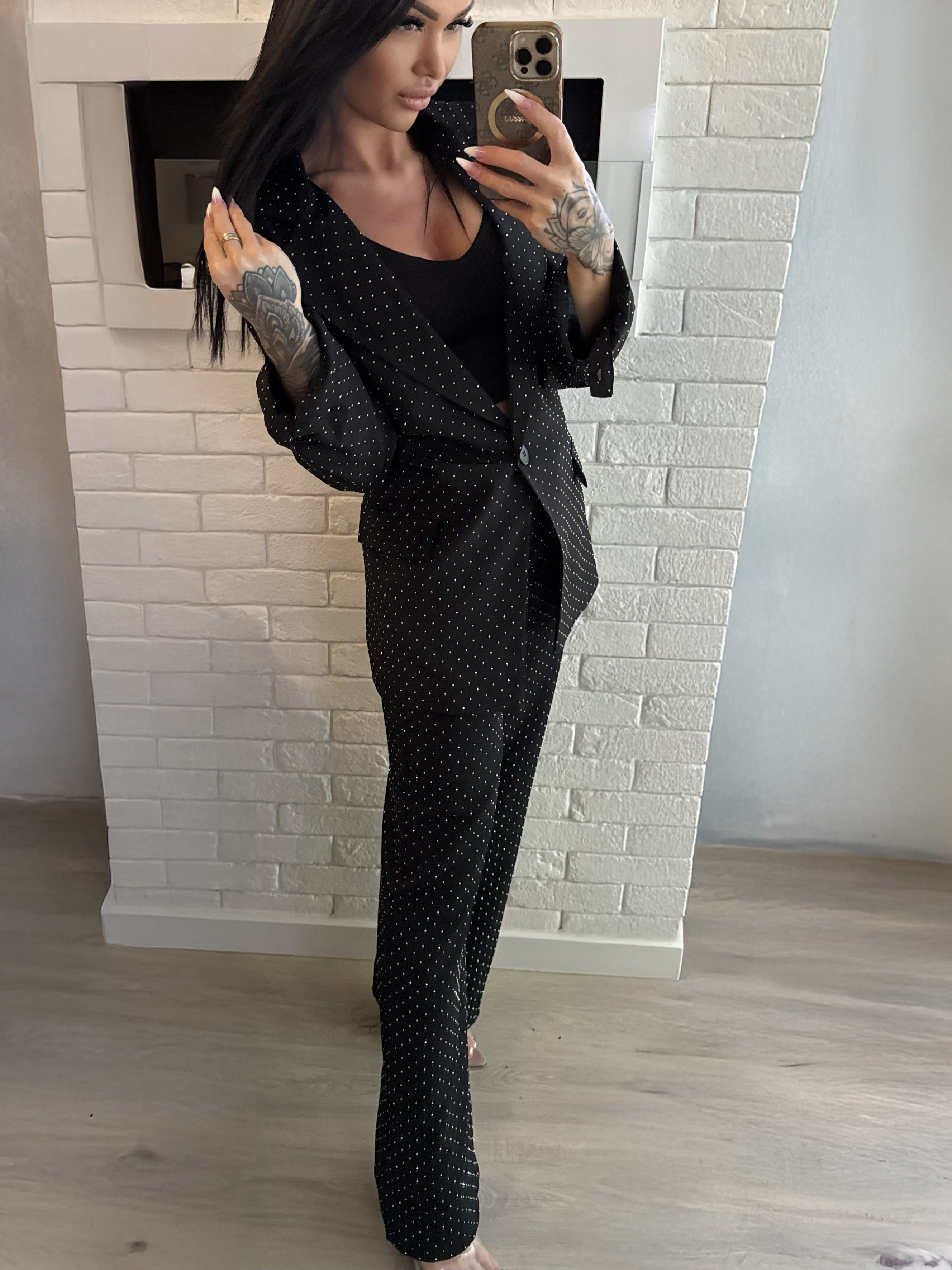 Czarny garnitur damski w kropki