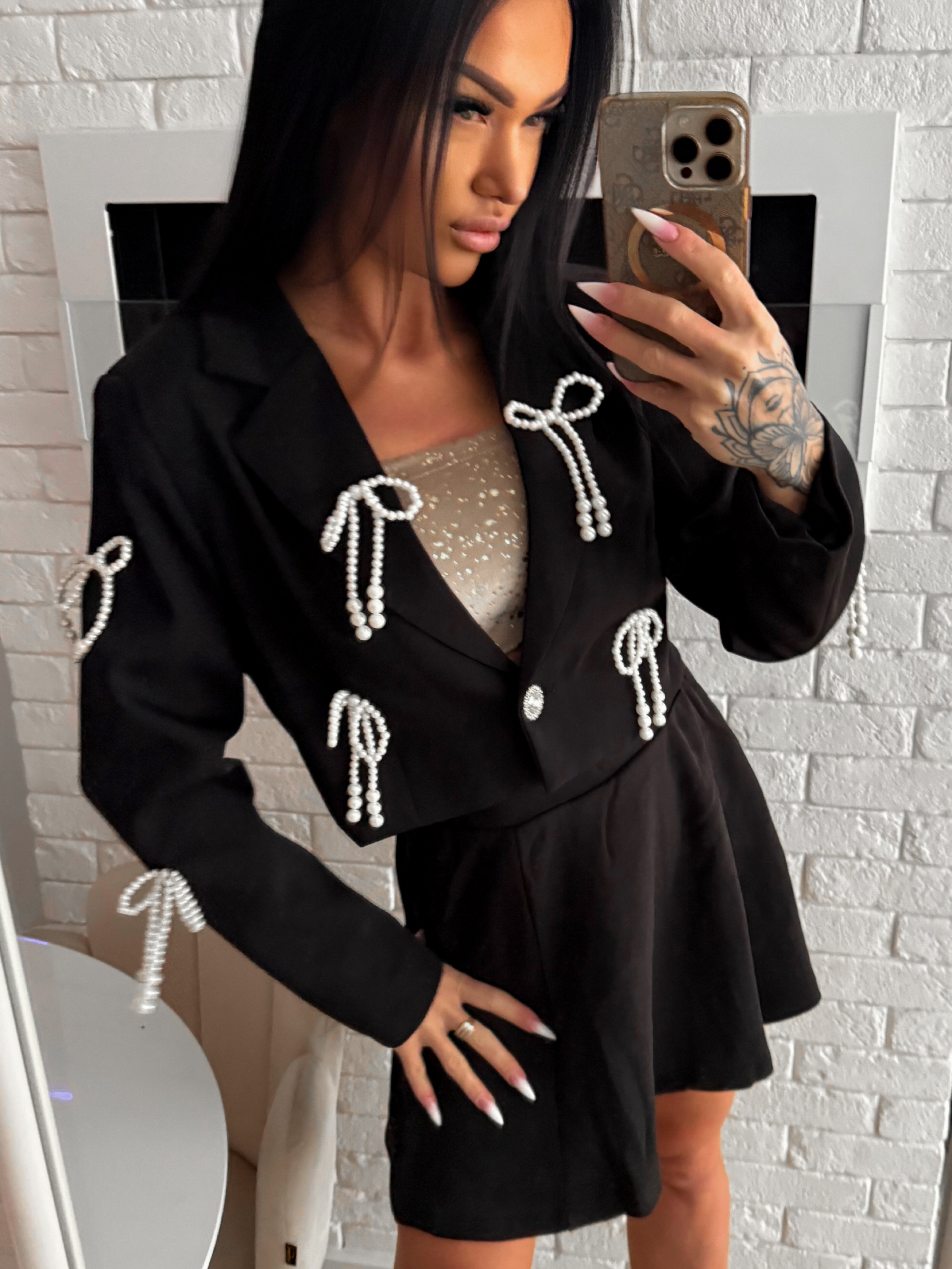 Czarna marynarka damski z perłowymi ozdobami