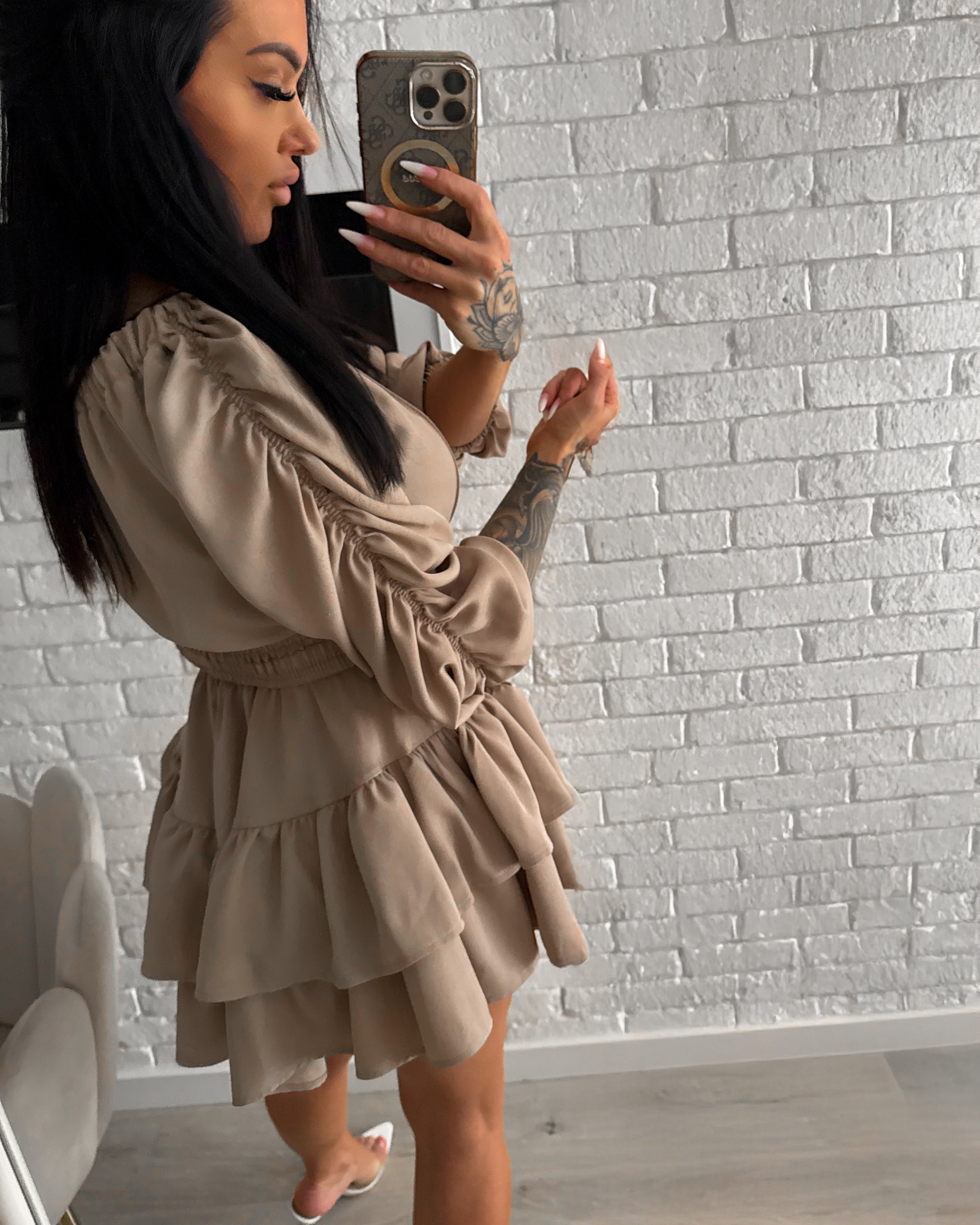 Beżowy kombinezon z falbanami