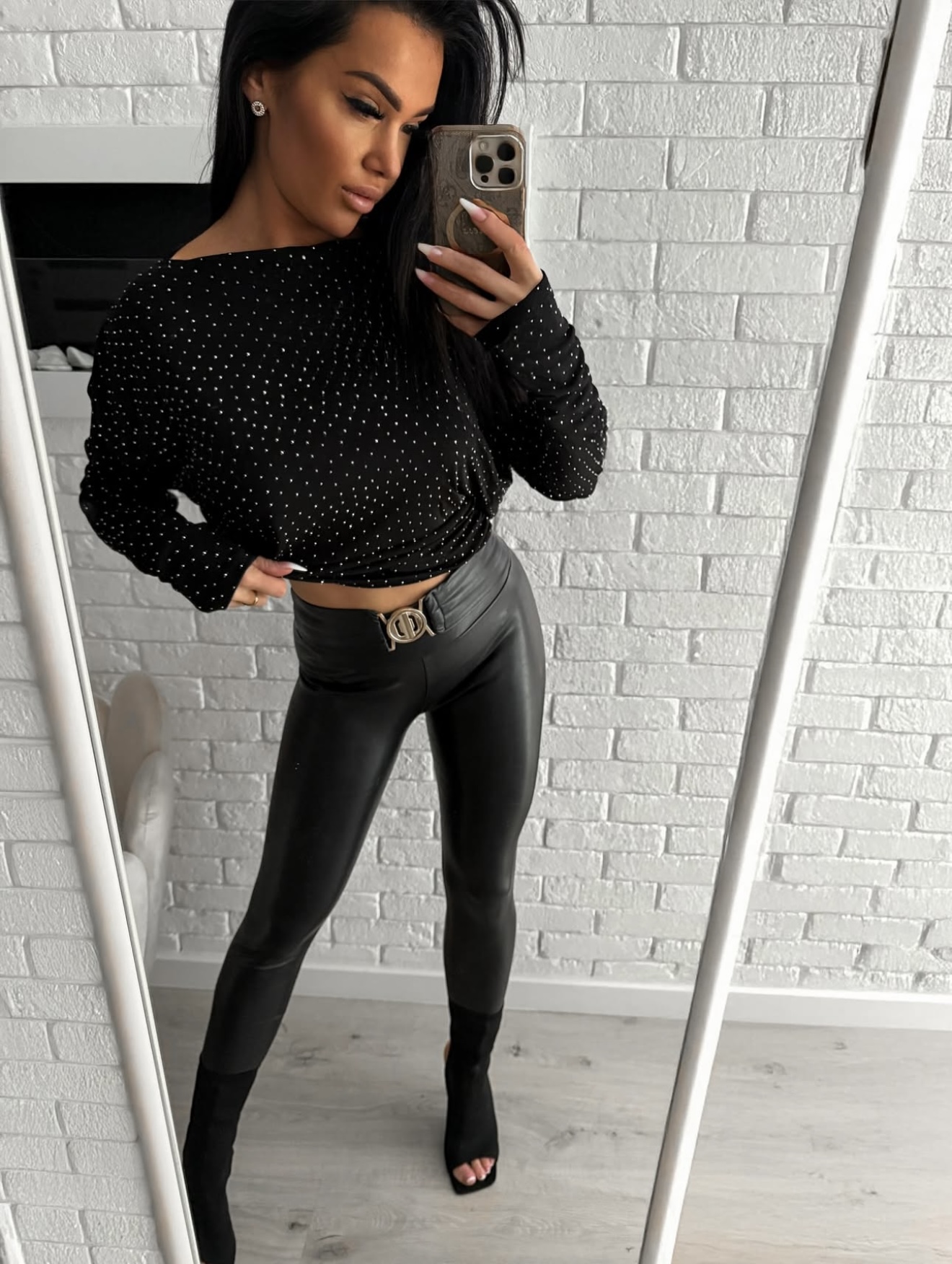 Czarna bluzka z odkrytymi plecami