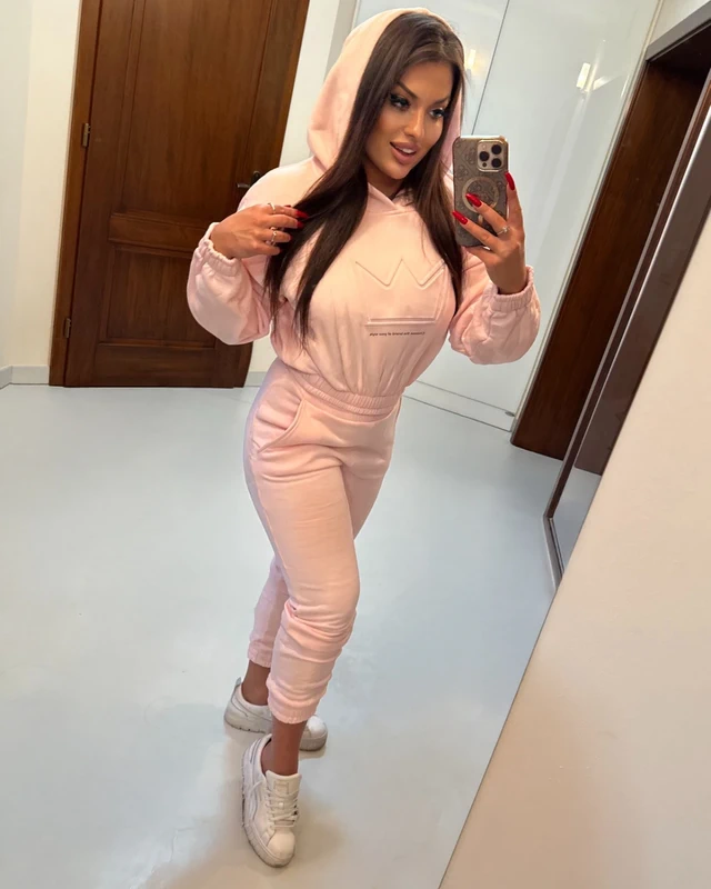 Różowy dres damski