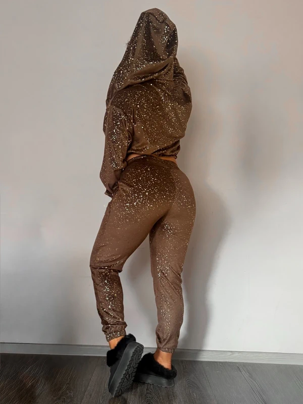 Brązowy dres z kapturem