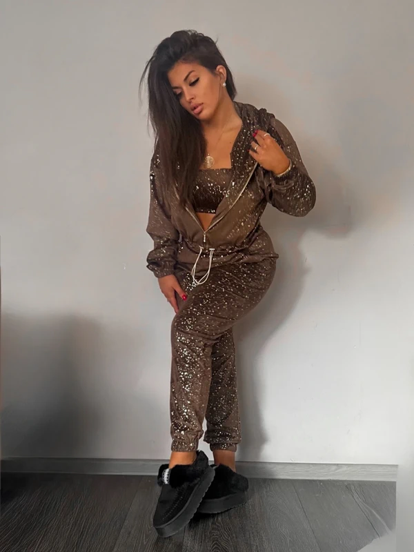 Brązowy dres z kapturem