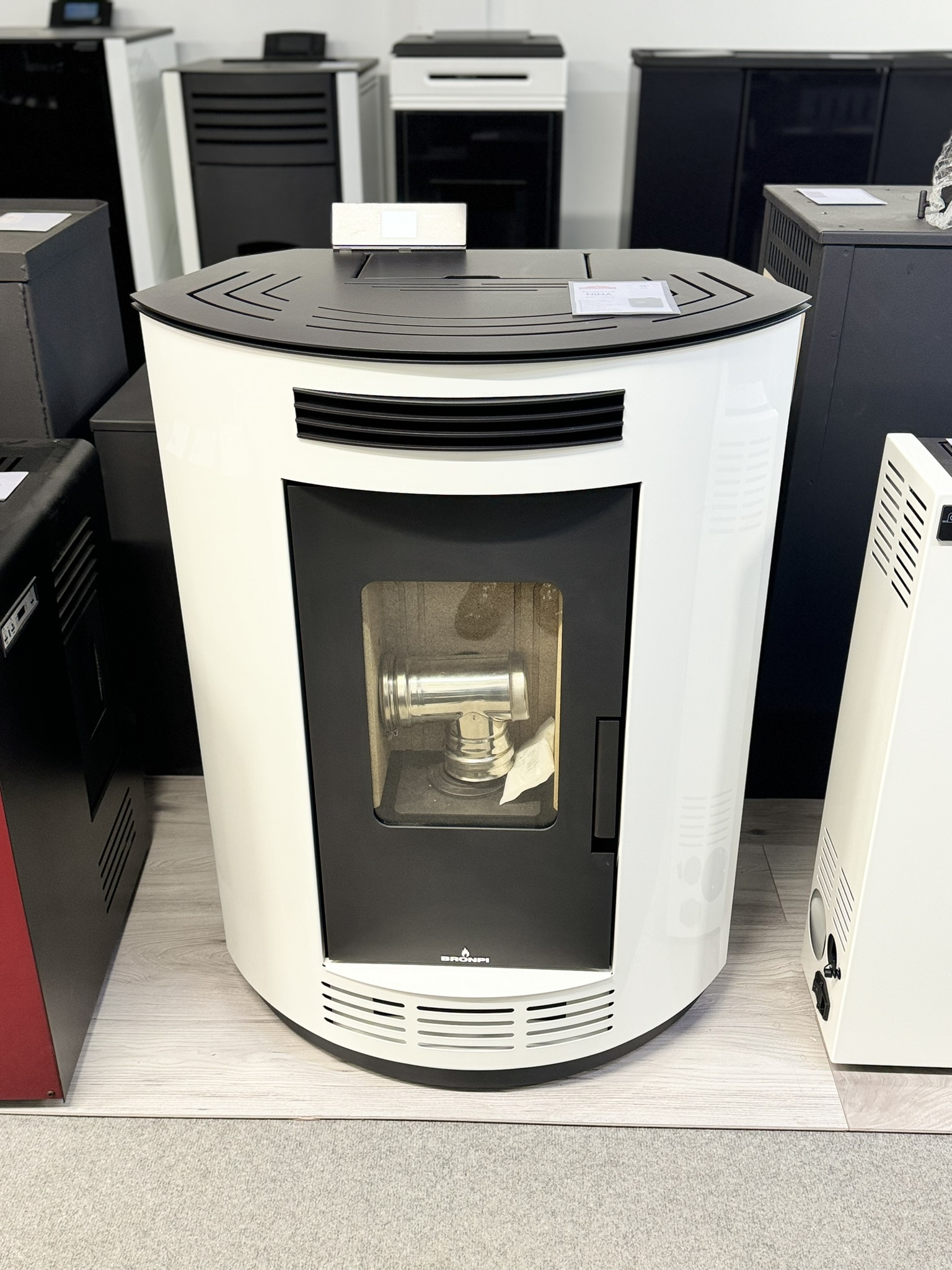 Kampinė granulinė krosnelė Bronpi Nina 9 kW