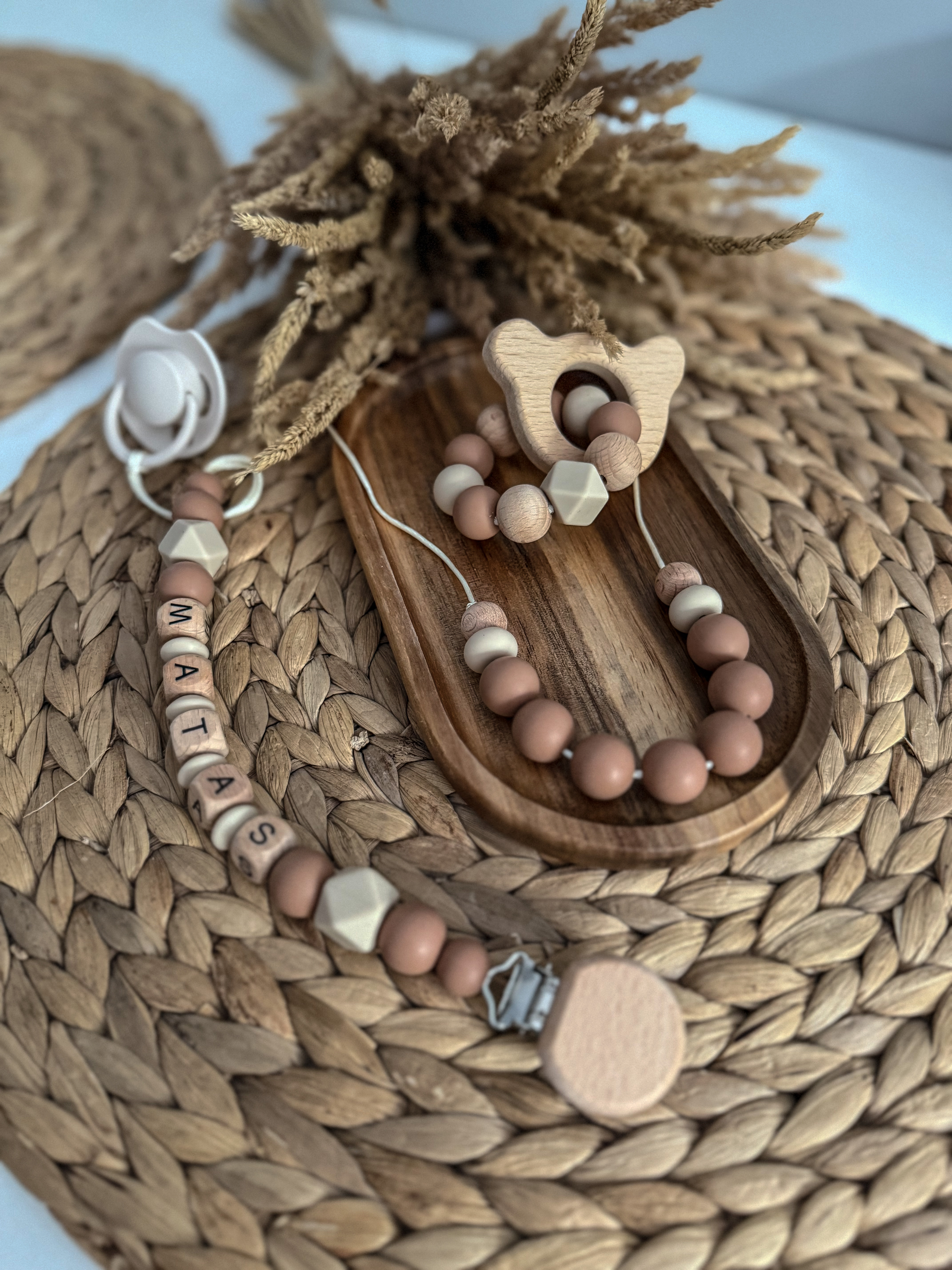 Rinkinys - kramtukas, žindymo karoliai, čiulptuko laikiklis