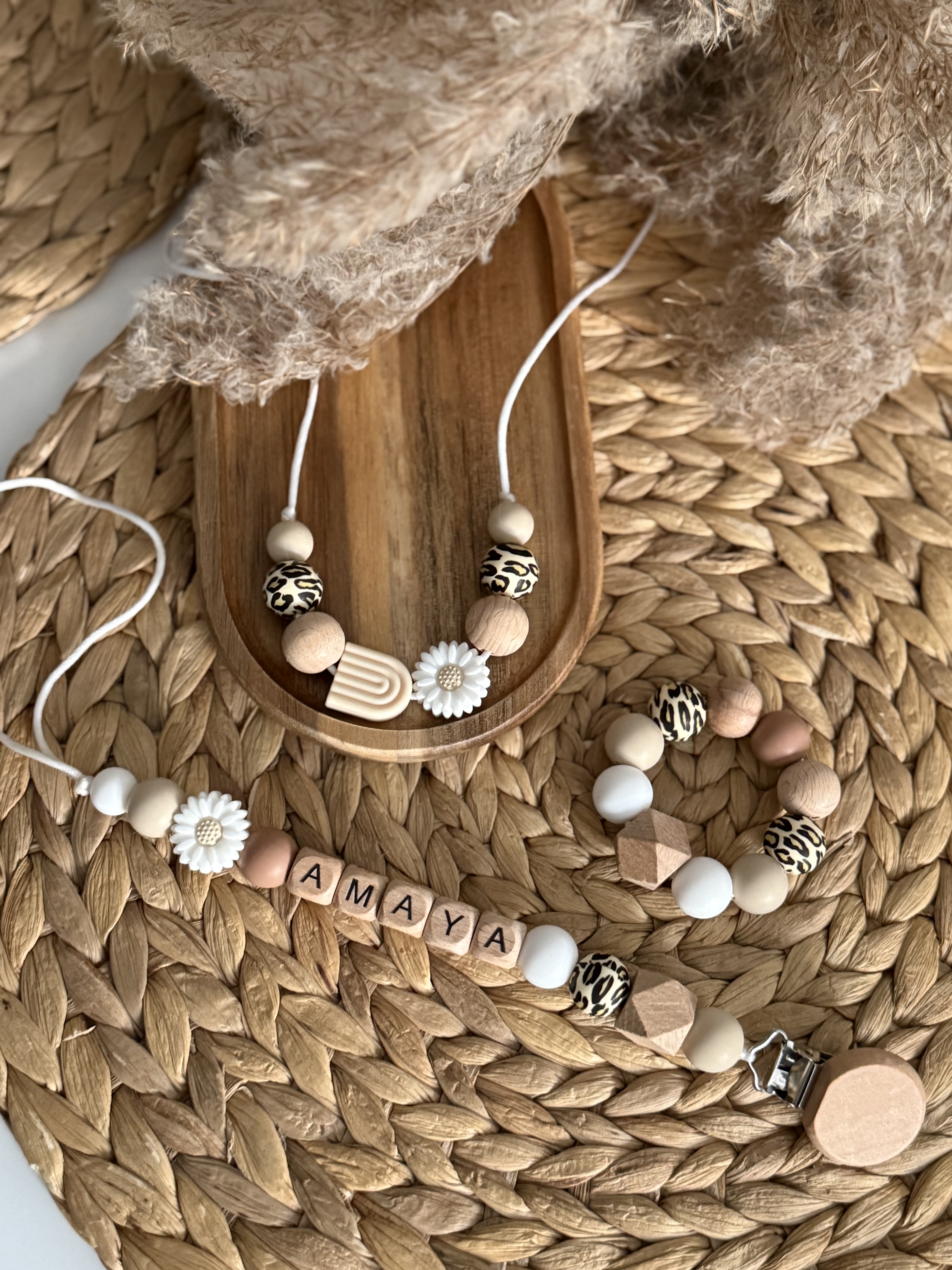 Rinkinys - kramtukas, žindymo karoliai, čiulptuko laikiklis