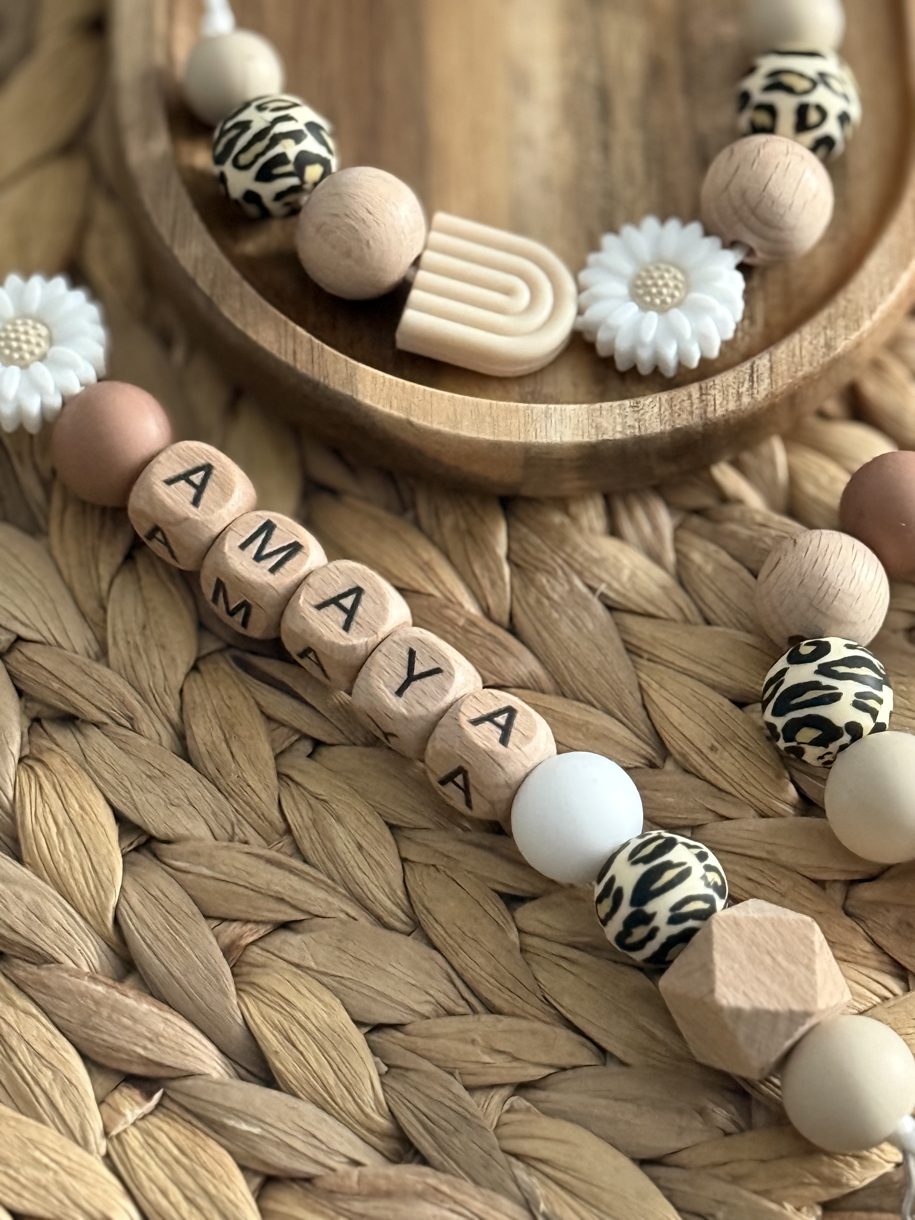 Rinkinys - kramtukas, žindymo karoliai, čiulptuko laikiklis