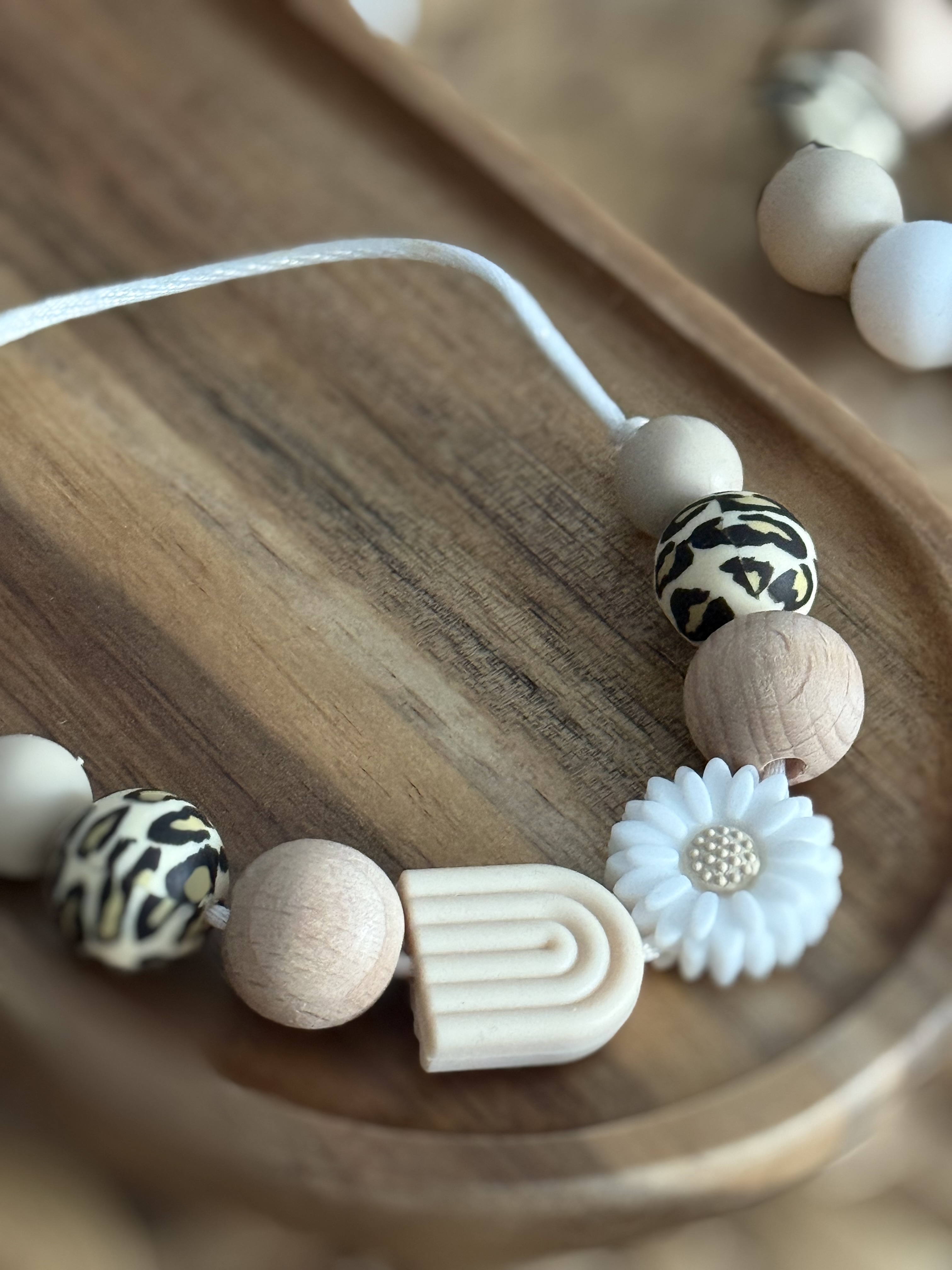 Rinkinys - kramtukas, žindymo karoliai, čiulptuko laikiklis