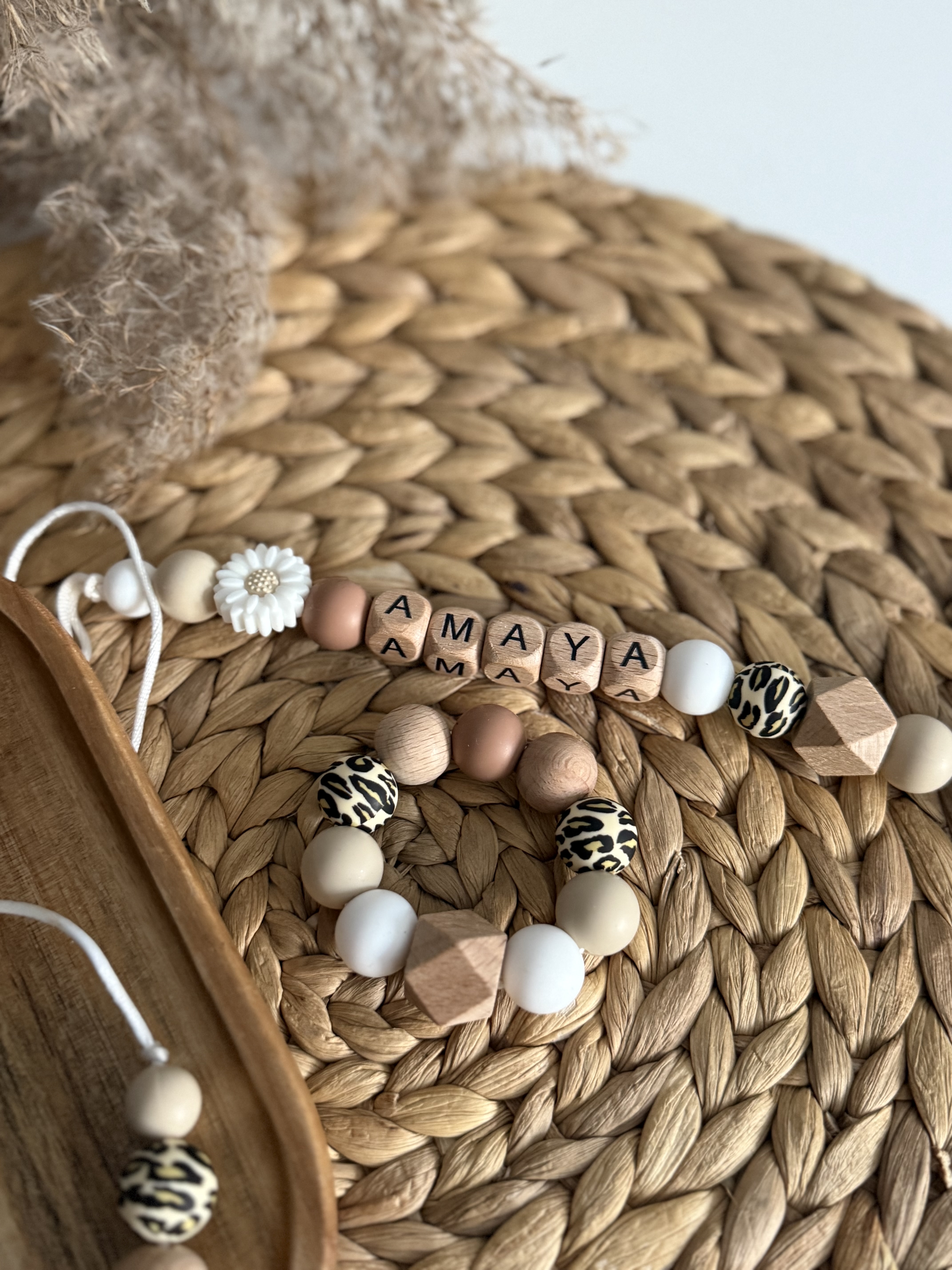 Rinkinys - kramtukas, žindymo karoliai, čiulptuko laikiklis