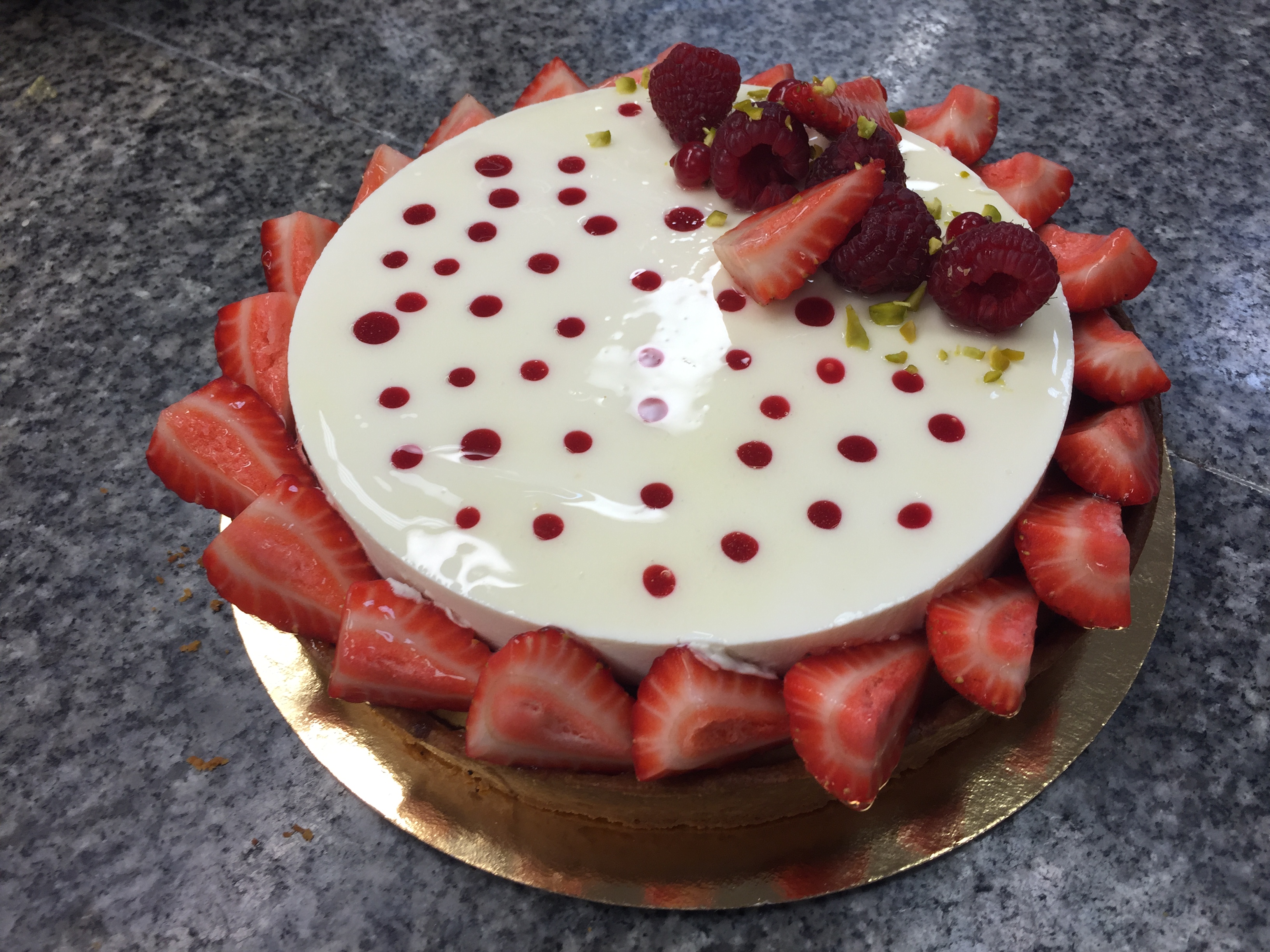 Tarta de fresas y frambuesas