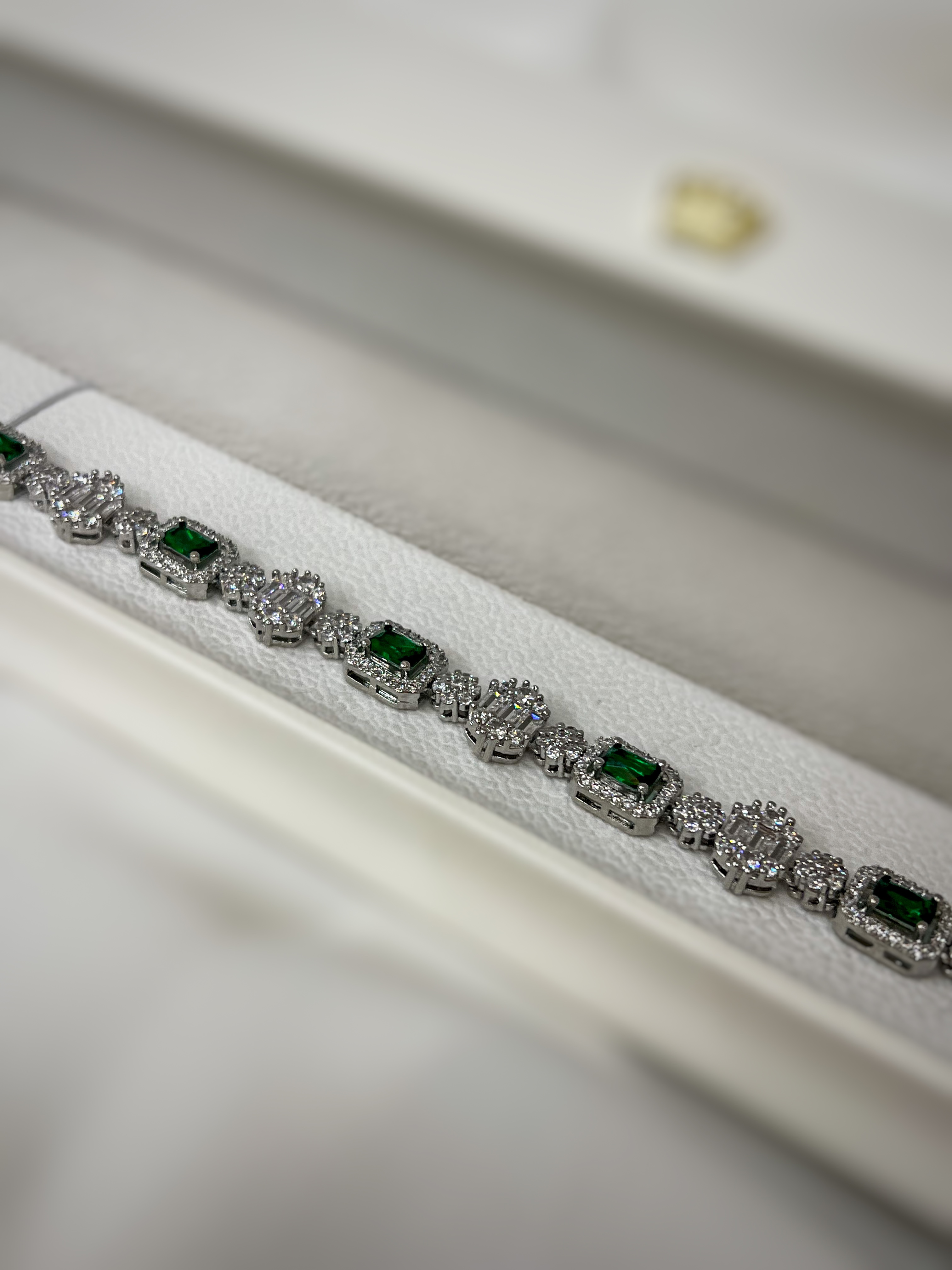 اسوارة فضي مع زركون اخضر