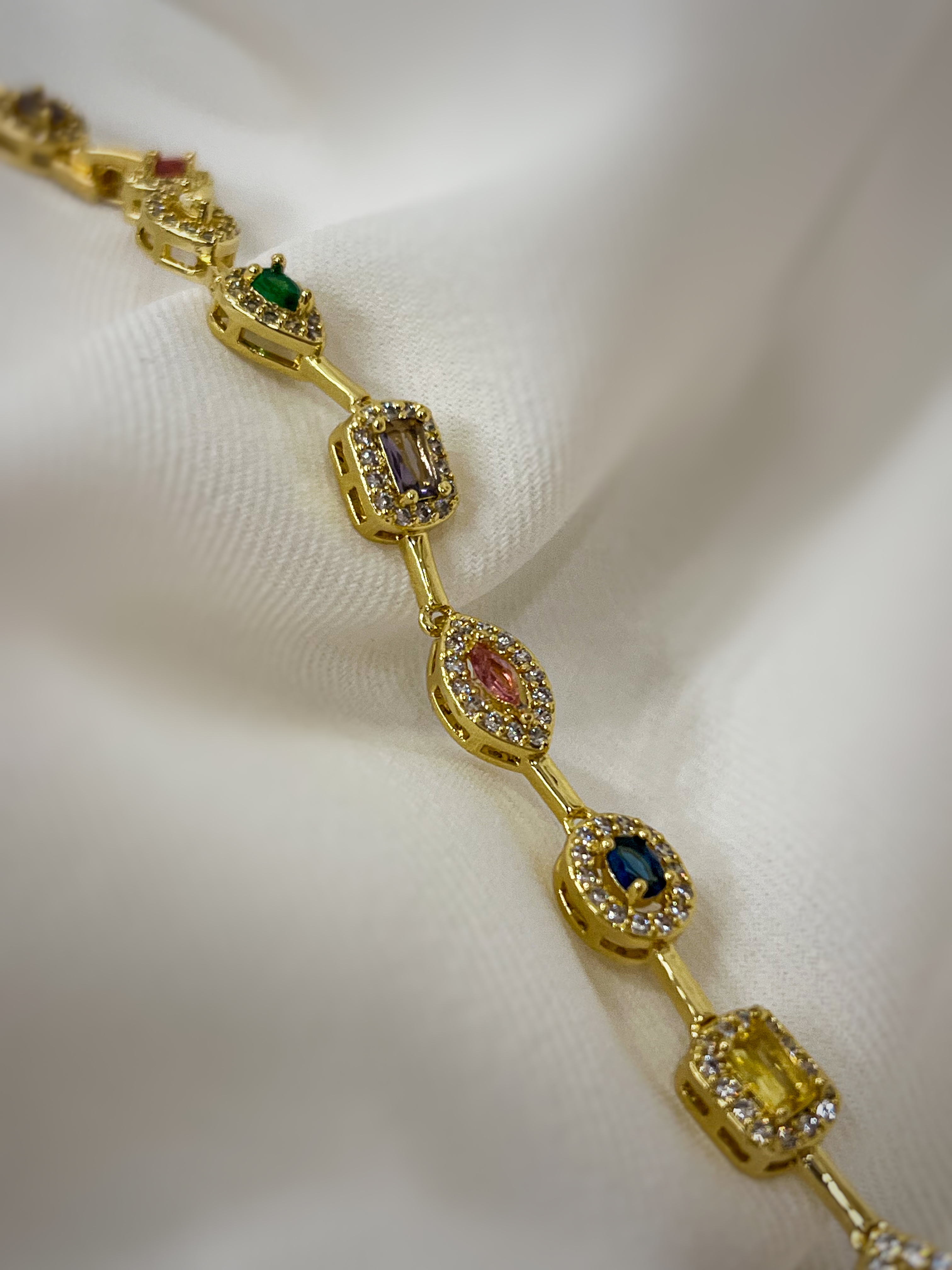 اسوارة مع جواهر ملونة