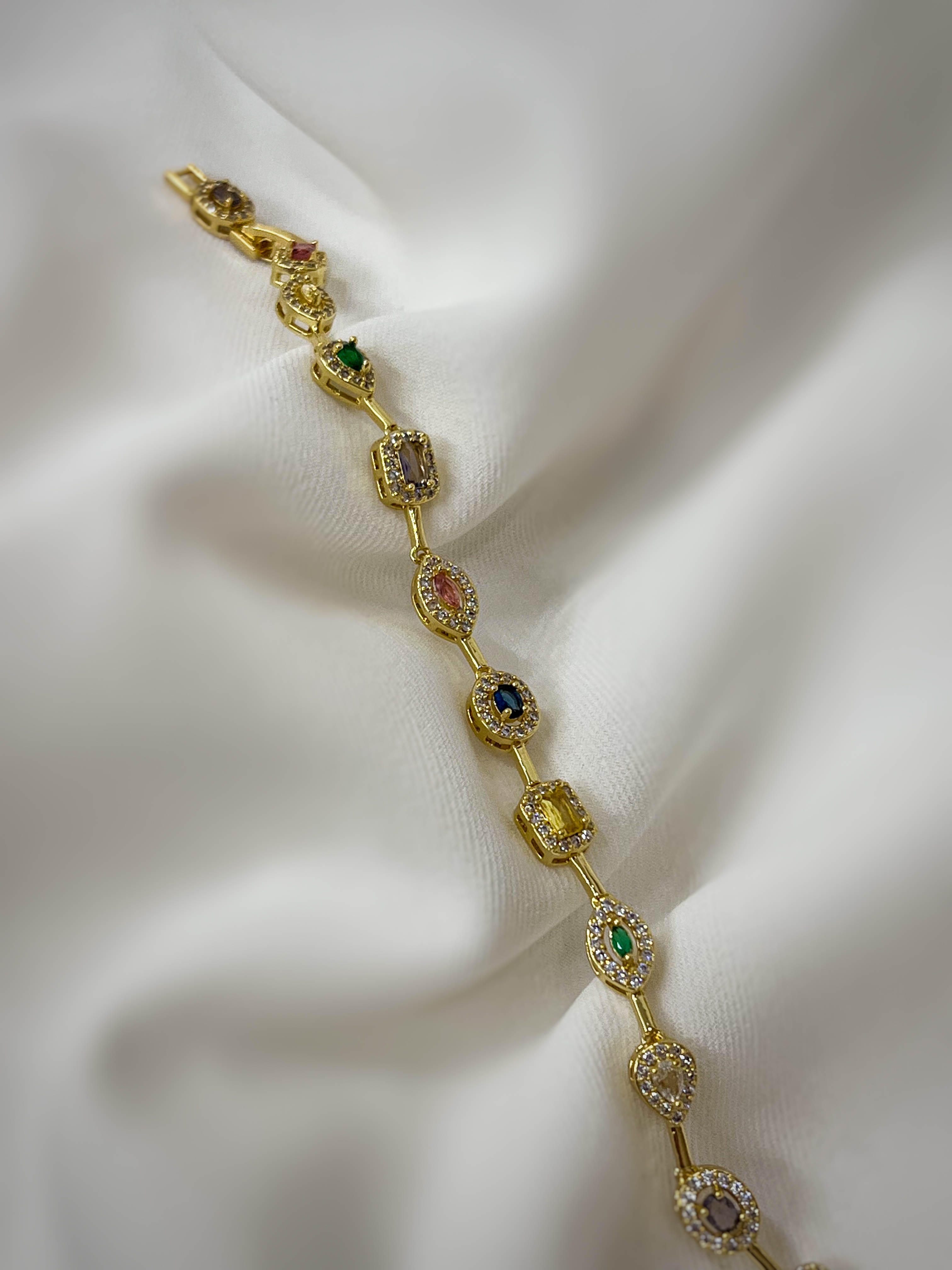 اسوارة مع جواهر ملونة