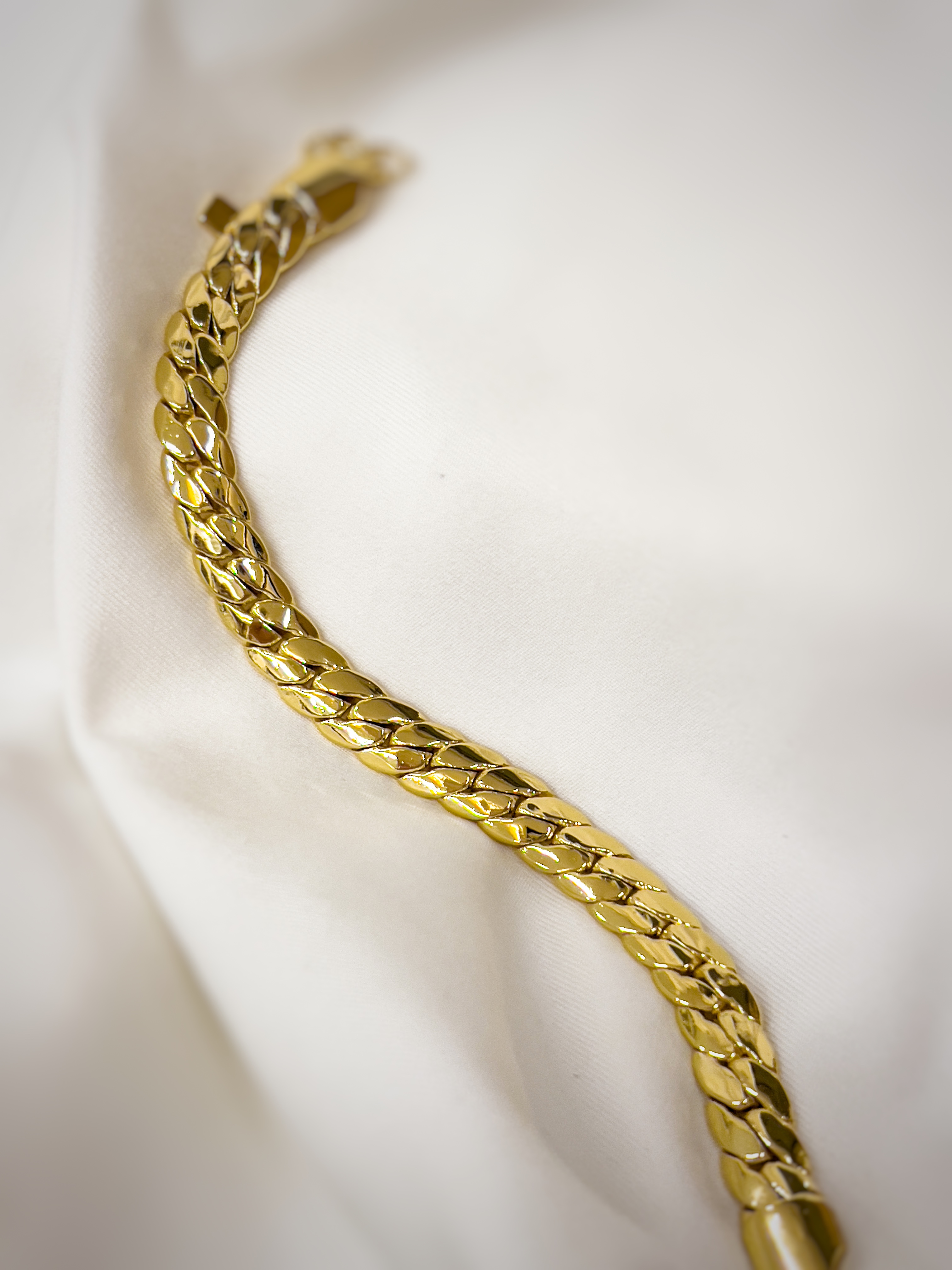 اسوارة بتصميم رادو