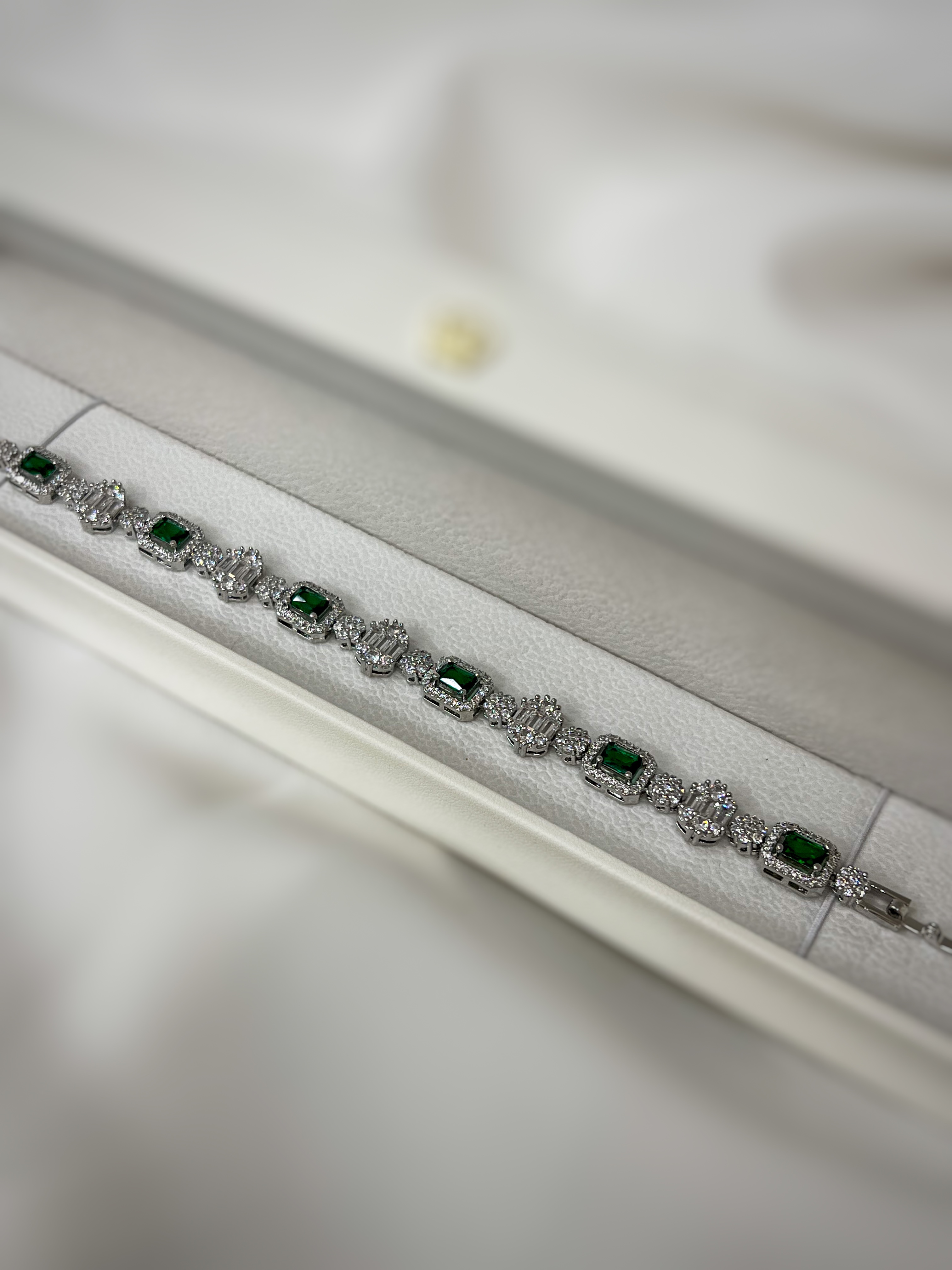 اسوارة فضي مع زركون اخضر