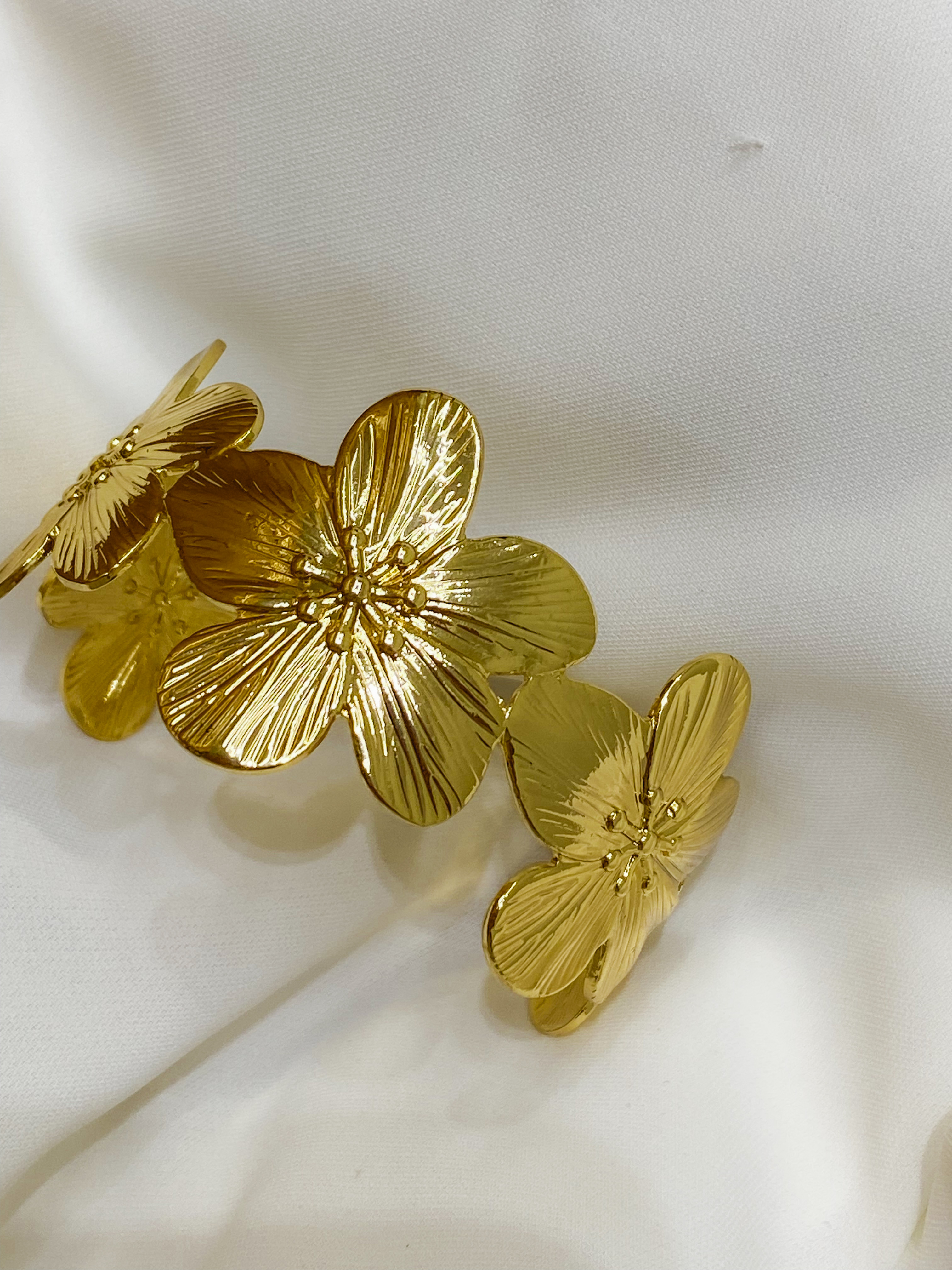 اسوارة وردة عريضة