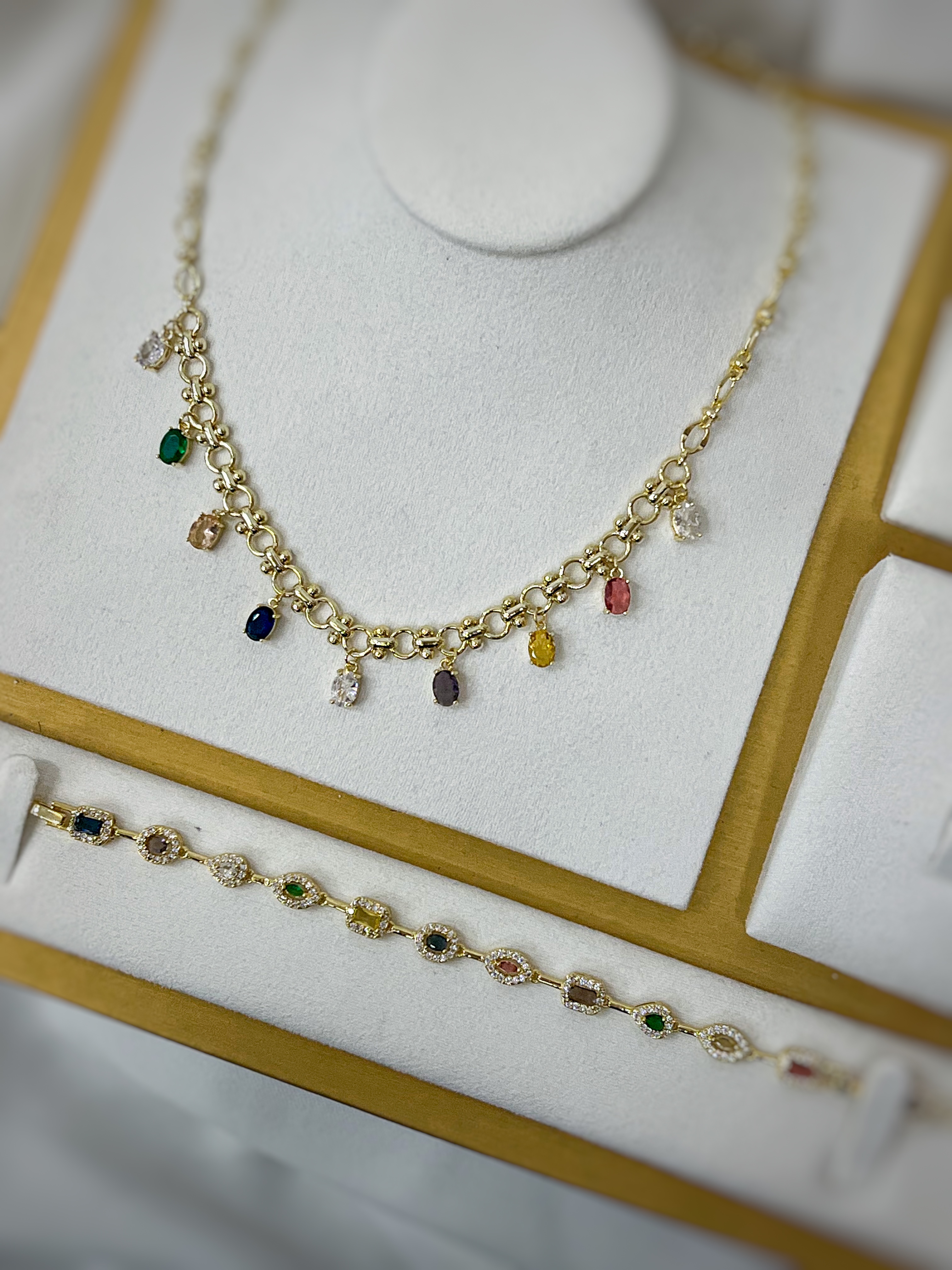 طقم جواهر ملونة