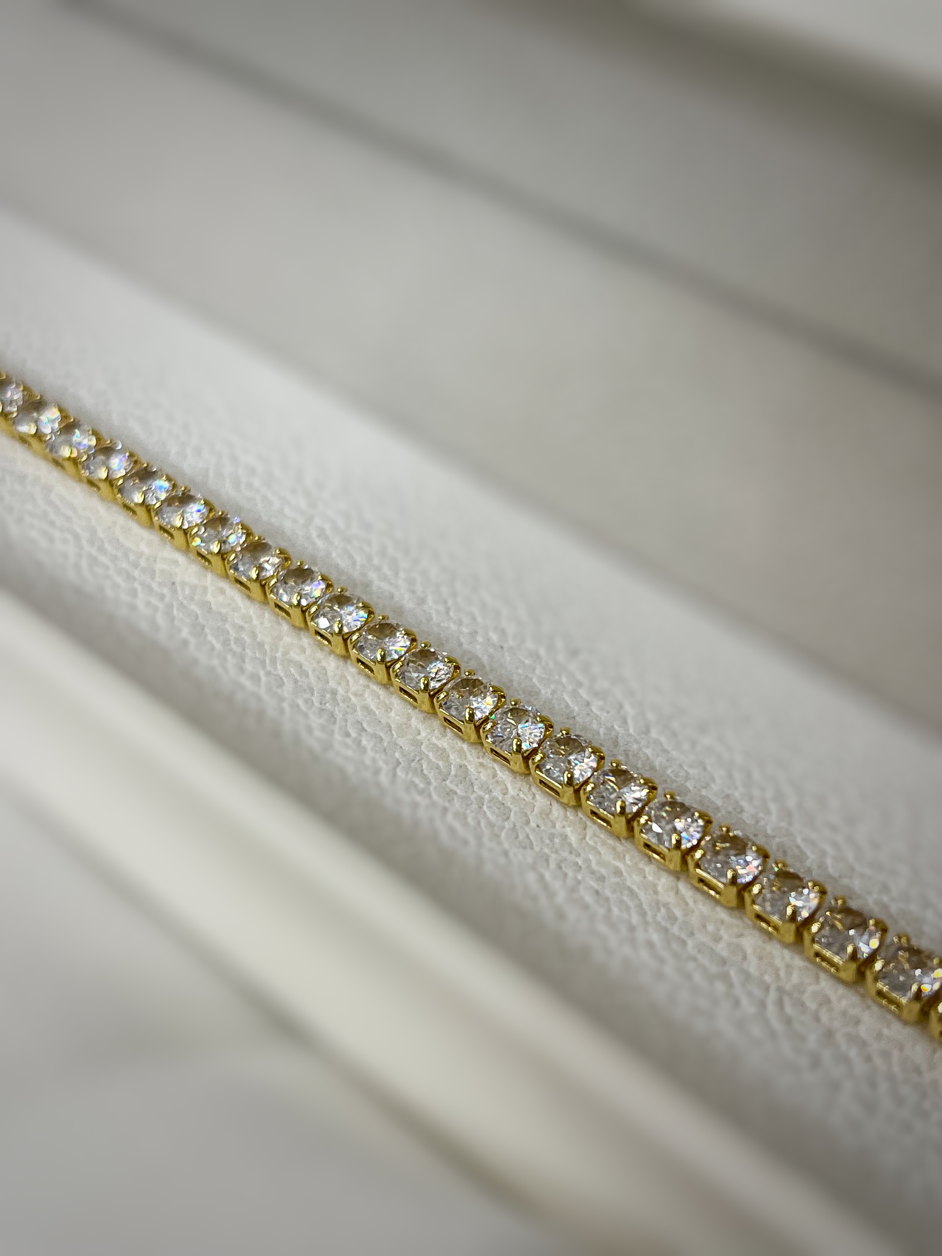 اسوارة تينس دهبي