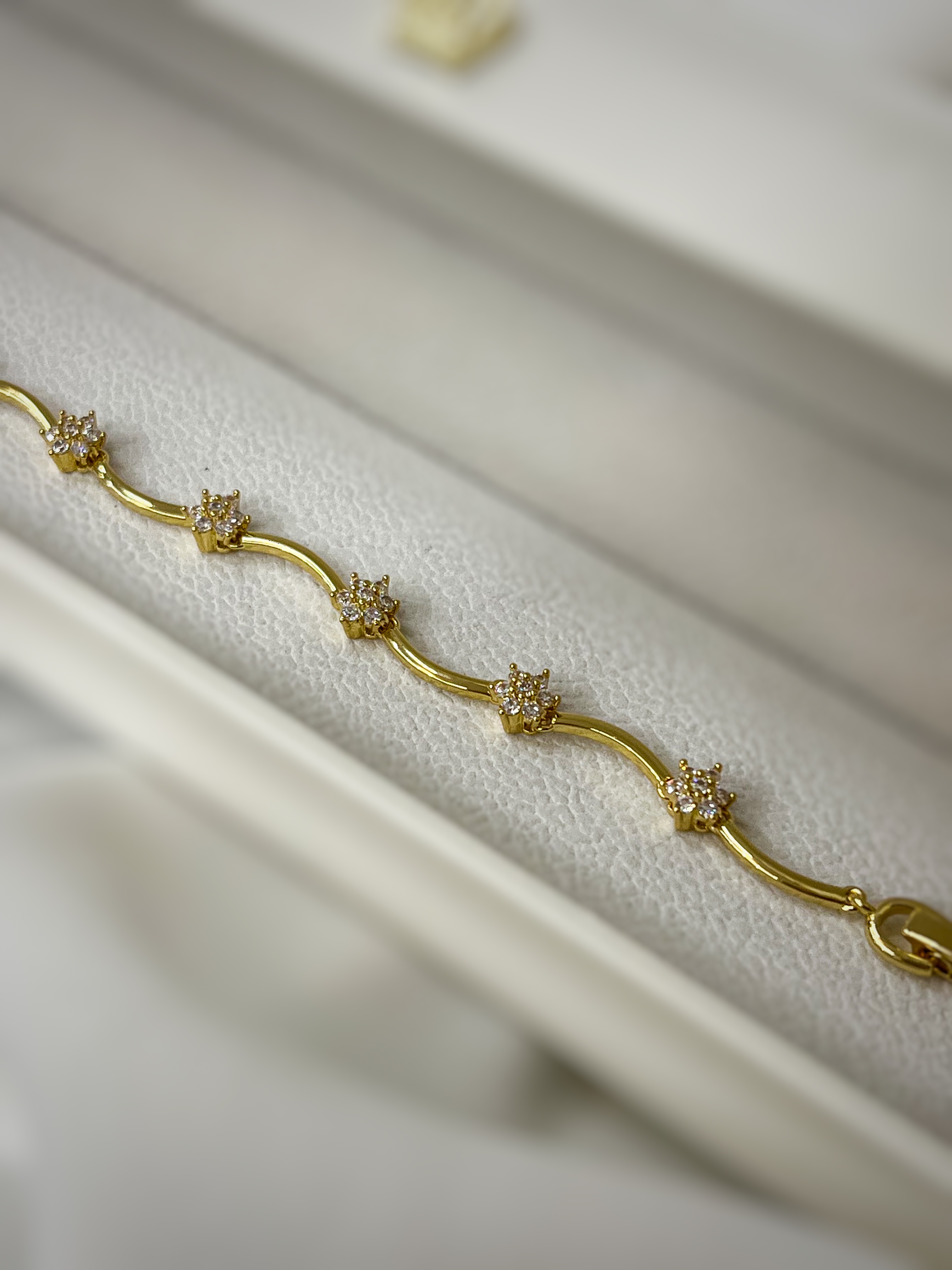 اسوارة وردة مع زركون ابيض