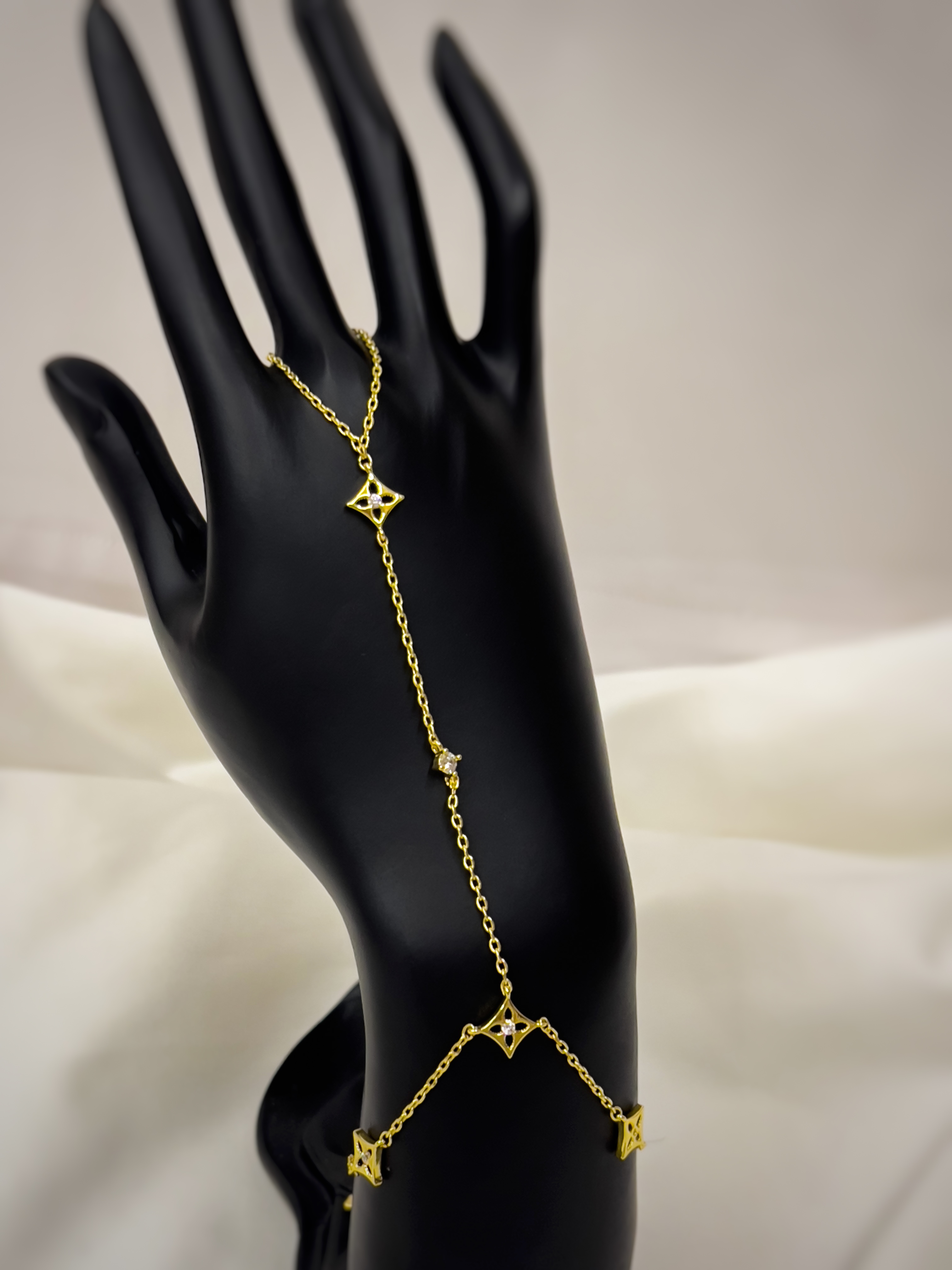 اسوارة كف روبيرتو كوين 