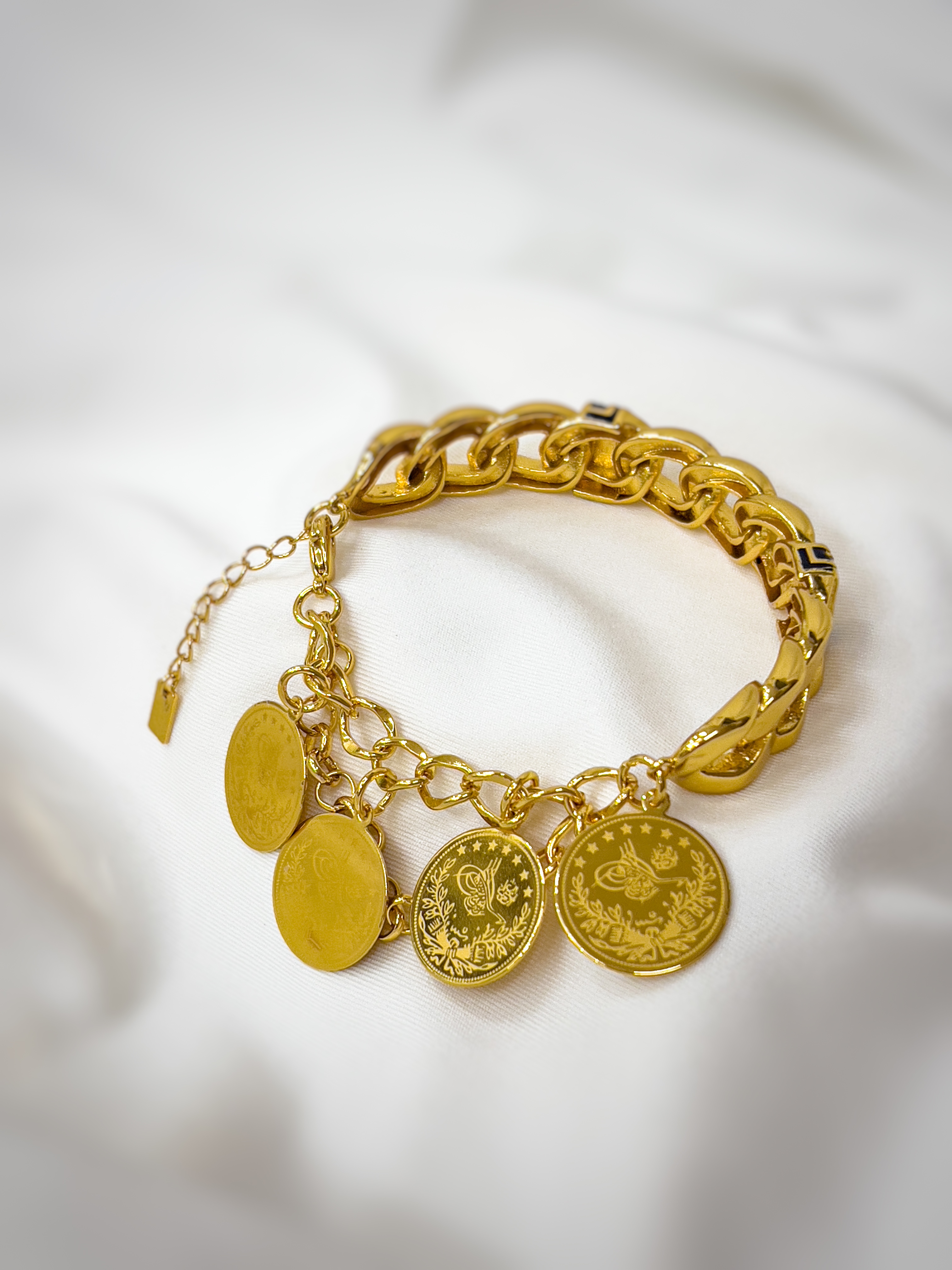 اسوارة فيرزاتشي مع ليرات