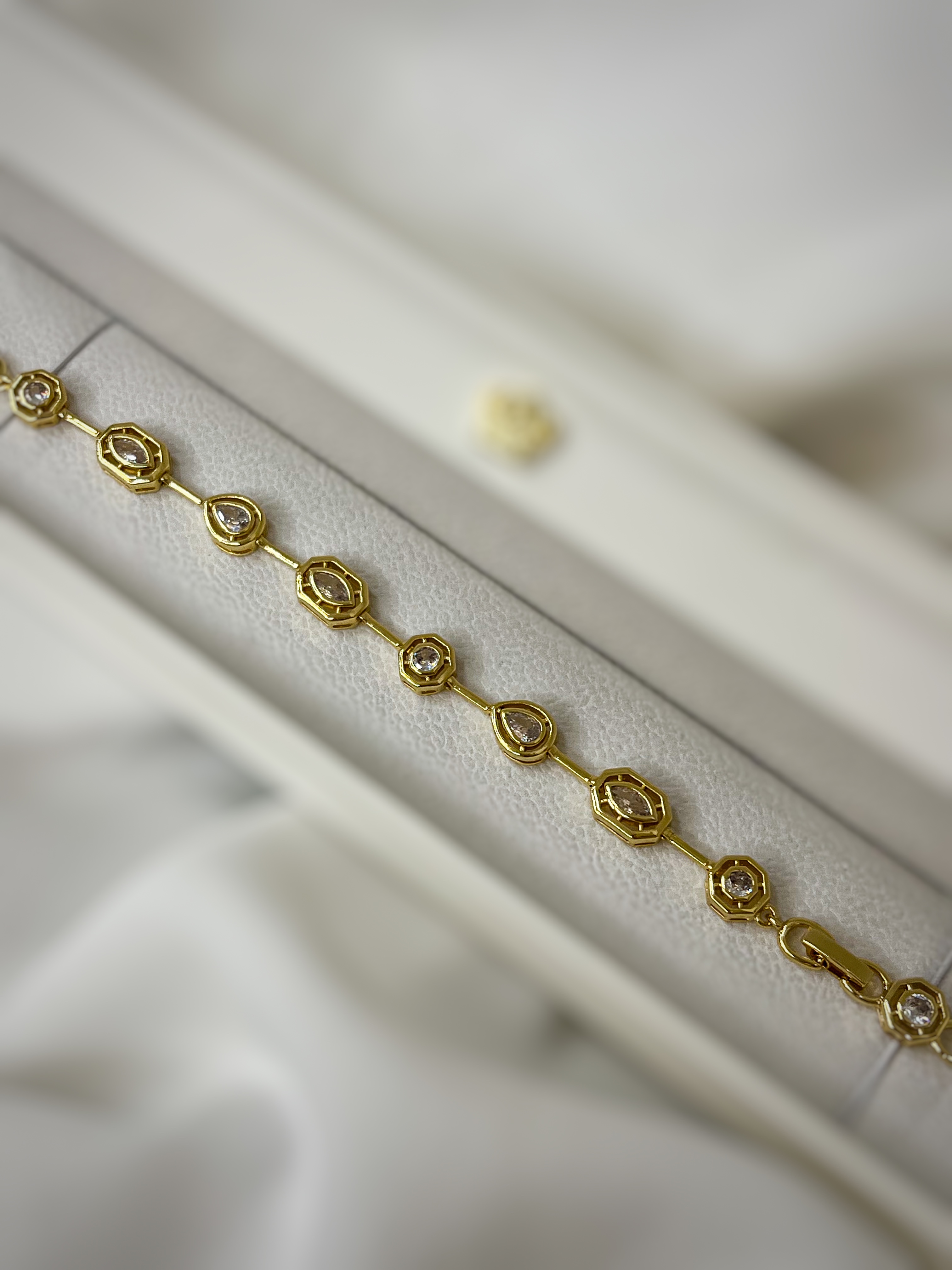 اسوارة جواهر ابيض