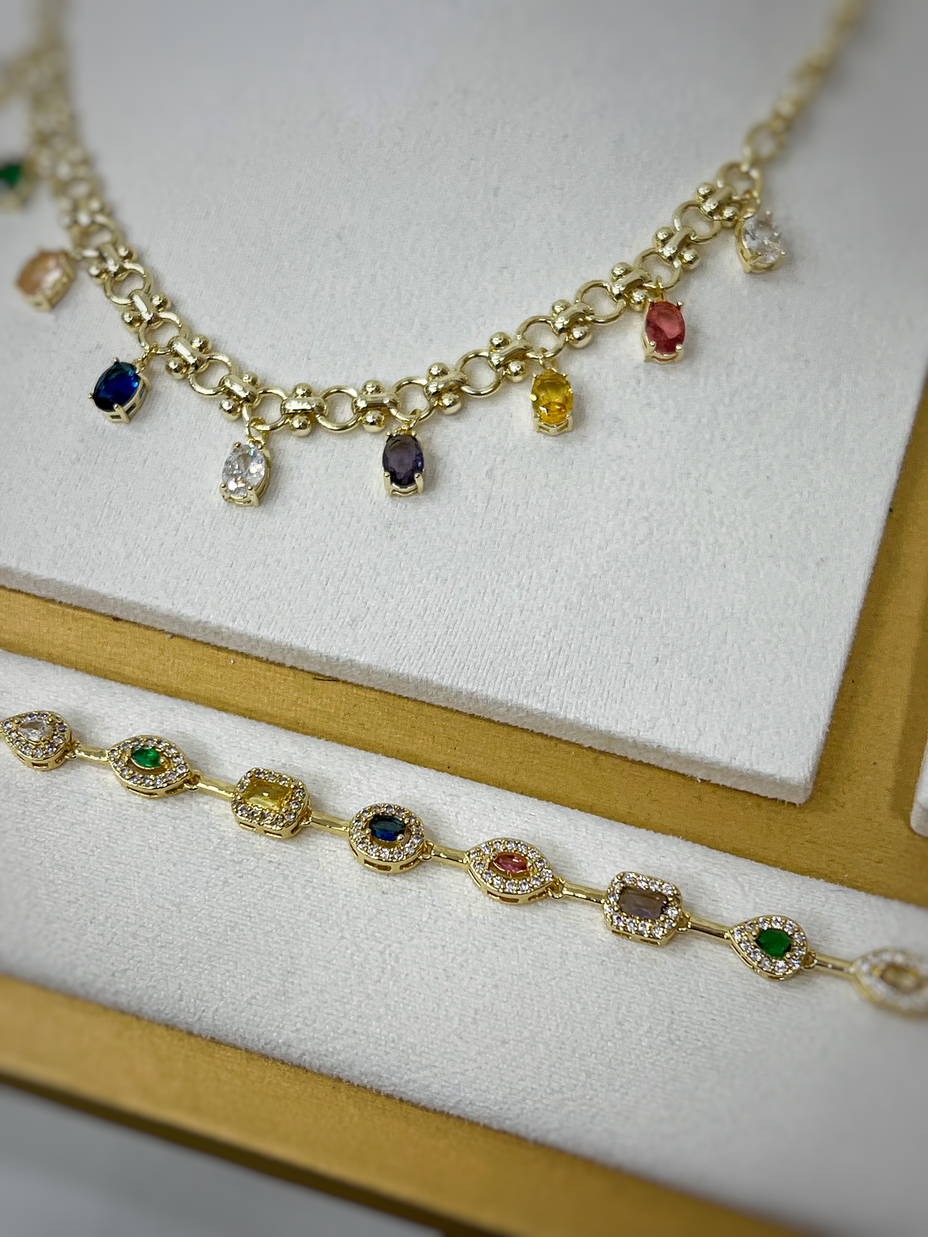 طقم جواهر ملونة