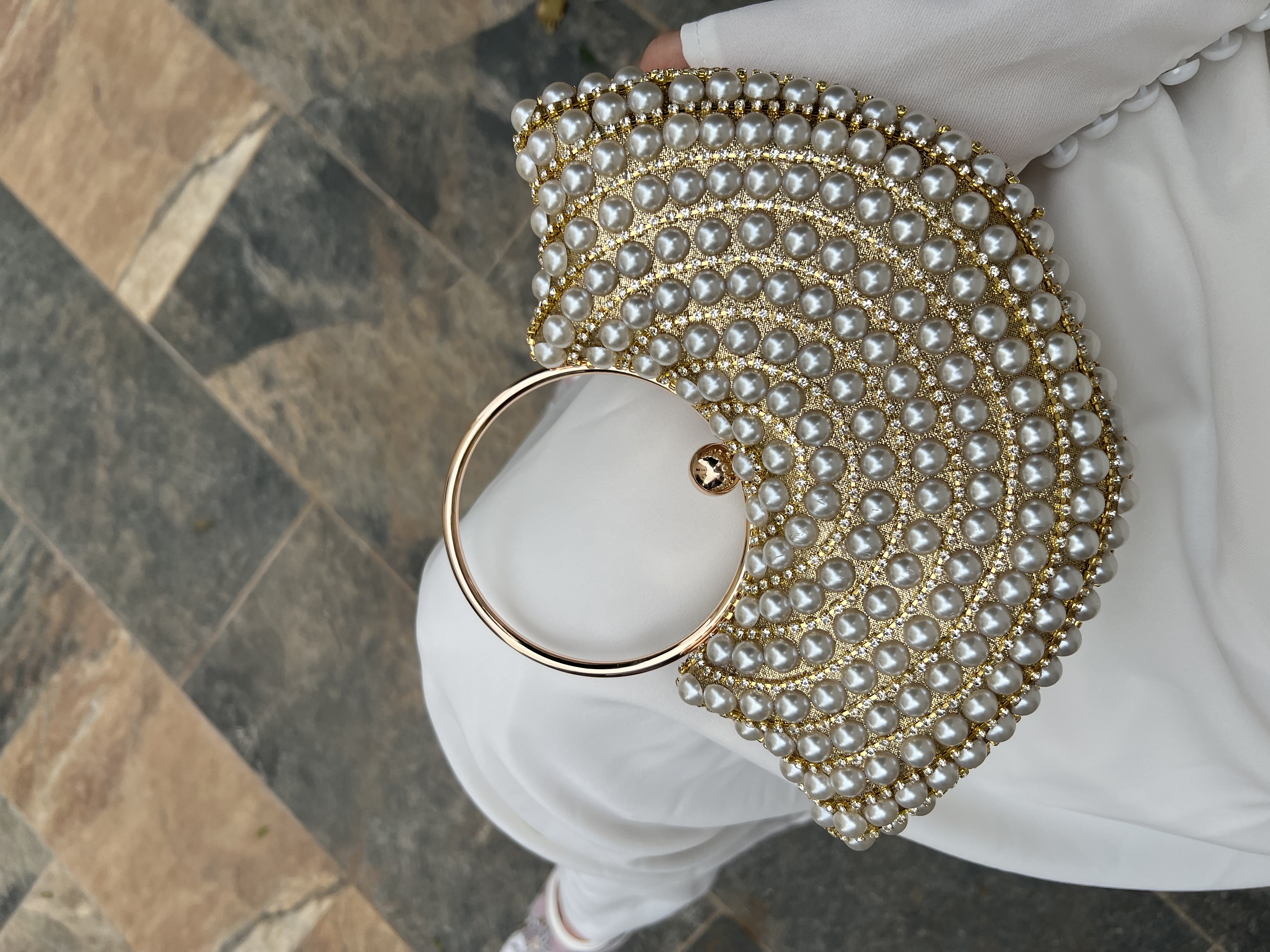 شنتة باللؤلؤ الابيض