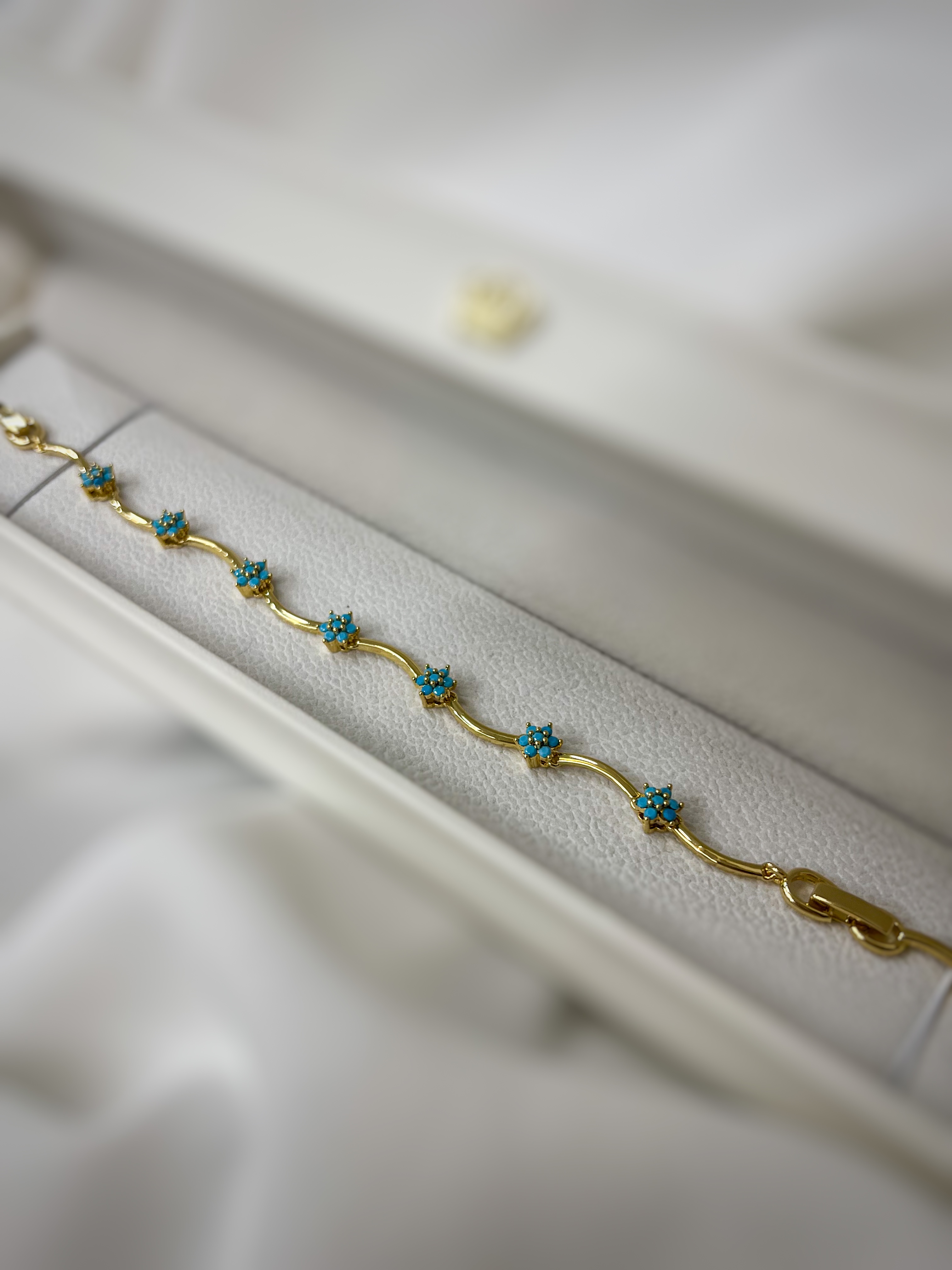 اسوارة وردة مع زركون ازرق