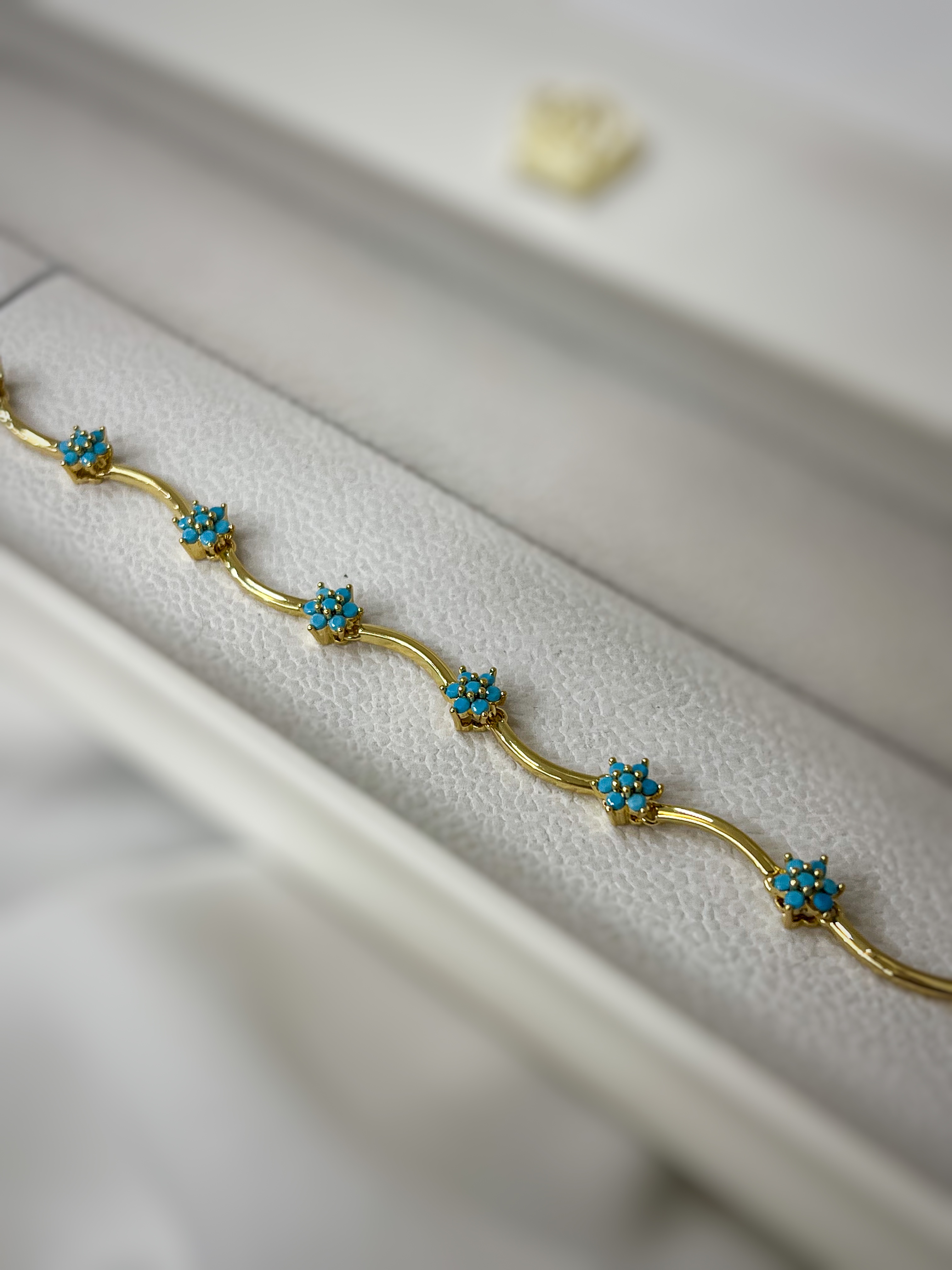 اسوارة وردة مع زركون ازرق