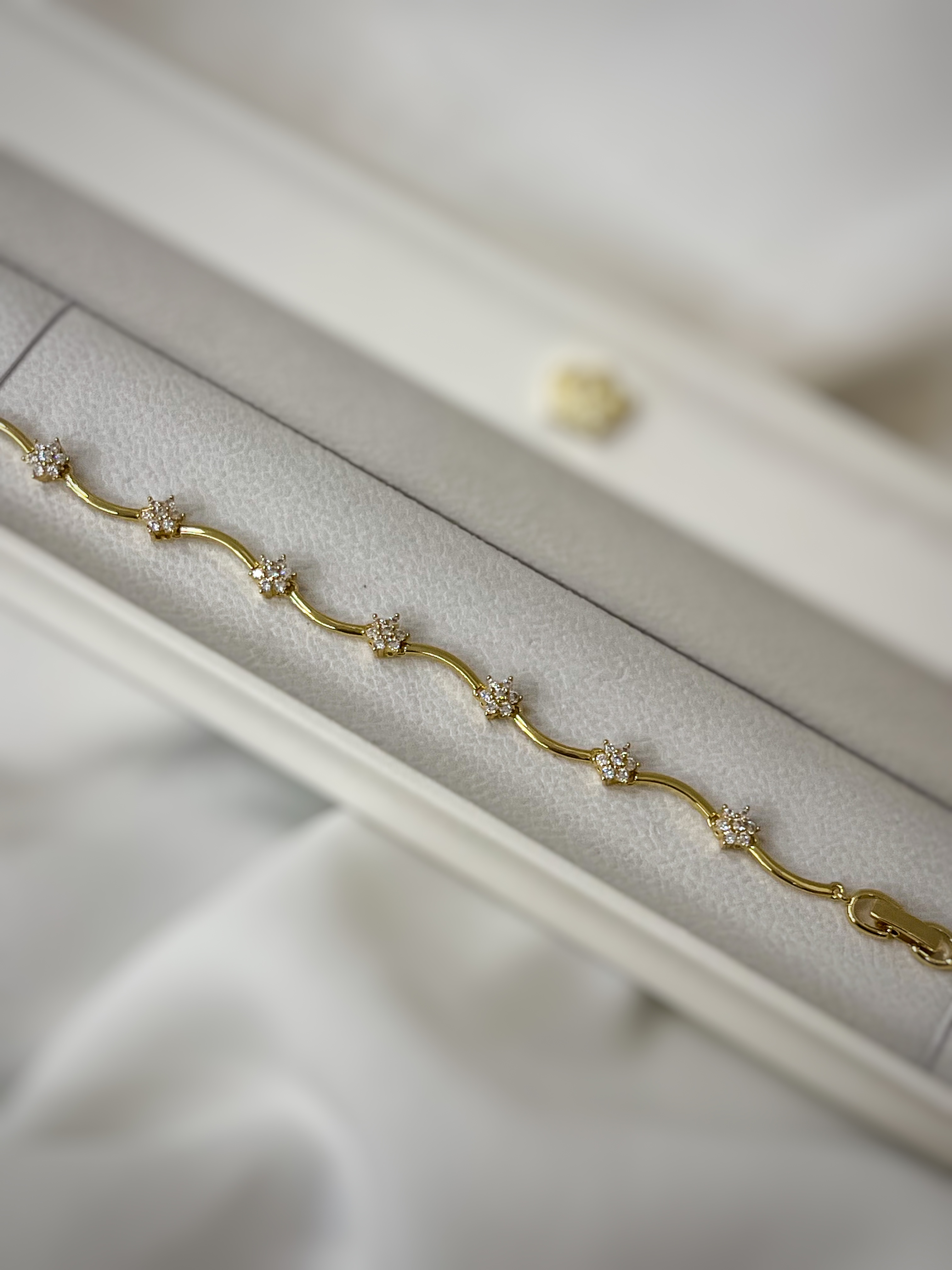 اسوارة وردة مع زركون ابيض