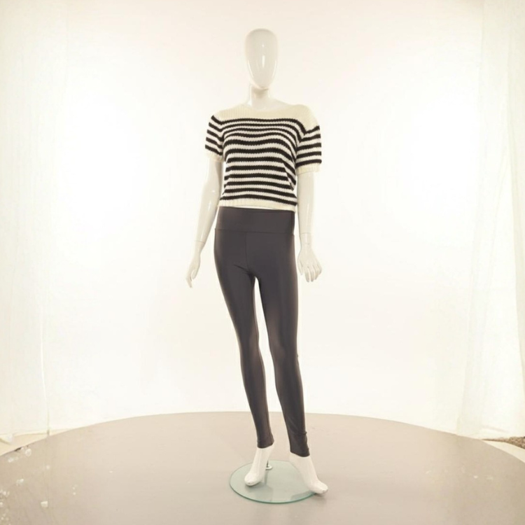 Suéter De Rayas Blanco Y Negro