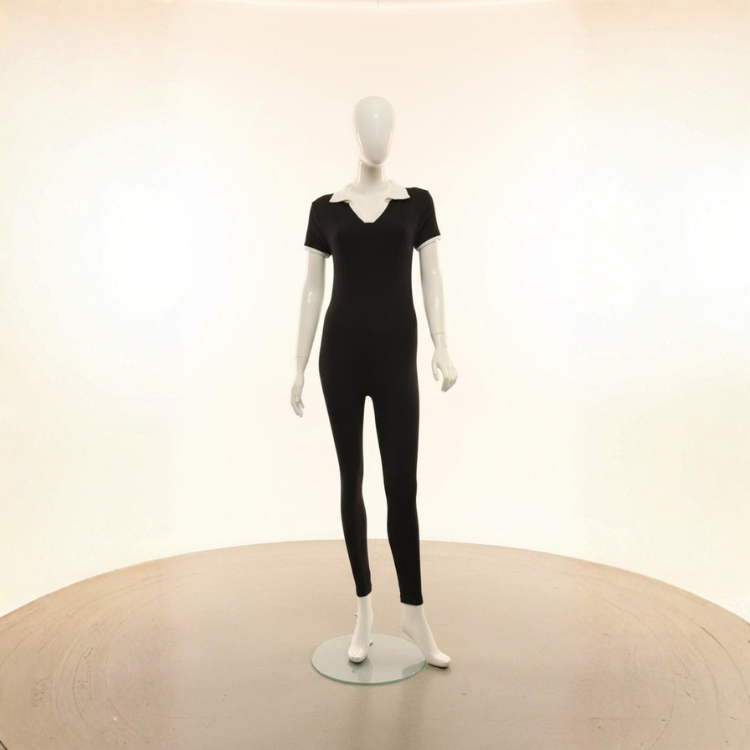 Mono Negro Con Cuello Blanco