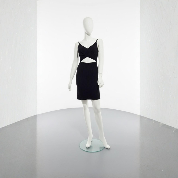 Vestido Negro Con Abertura