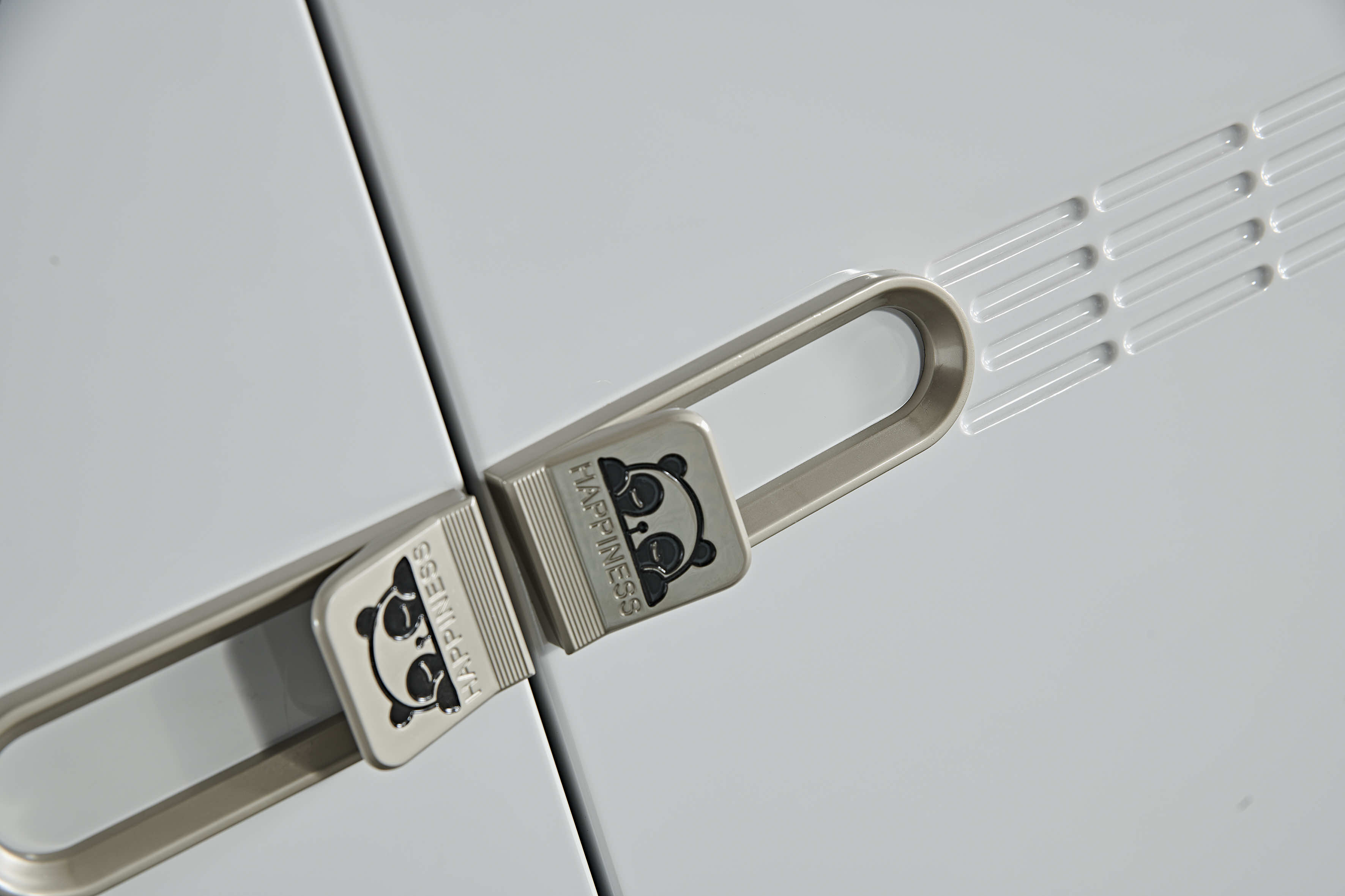 YG5909# Three-door cabinet