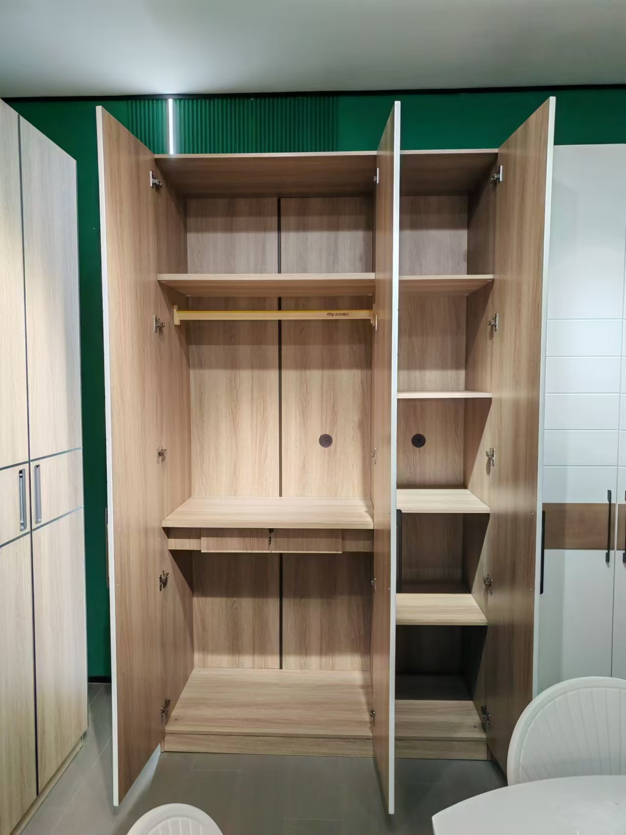 J1909# Three-door cabinet