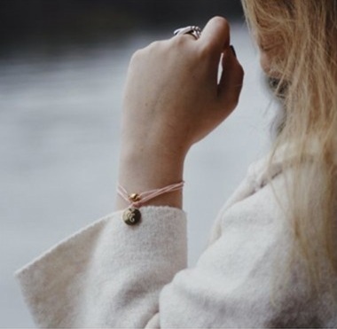 Médaille Initiale Dorée S — Les Bijoux de Mimi