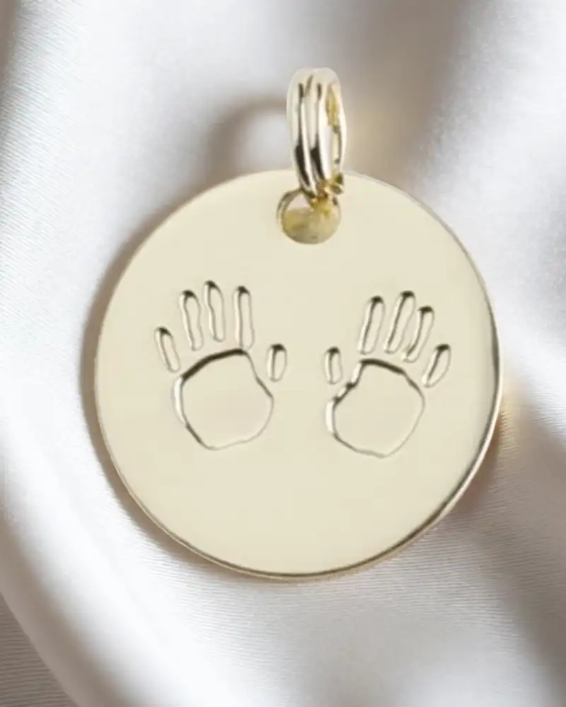 Médaille mains dorée - tendresse et amitié, symbole délicat