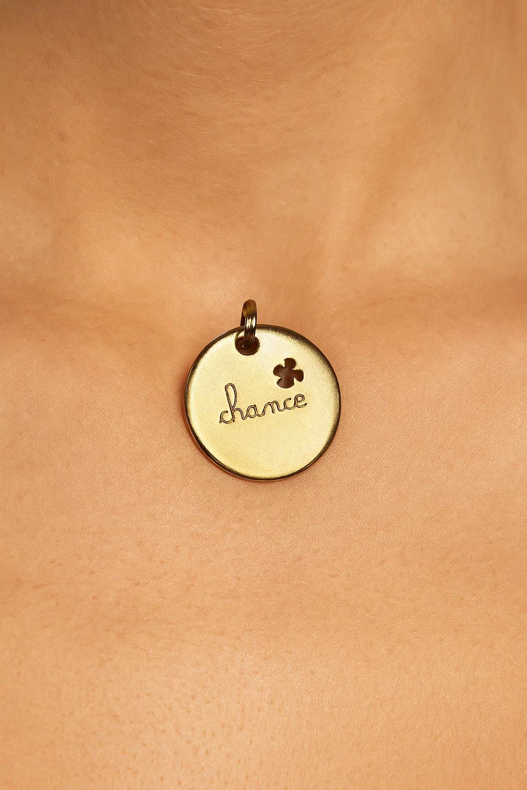 MÉDAILLE BIJOU DORÉ “CHANCE”