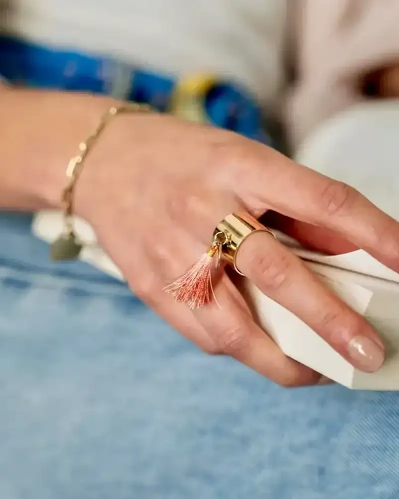 Bague dorée à pampille - chic et moderne pour toutes les occasions