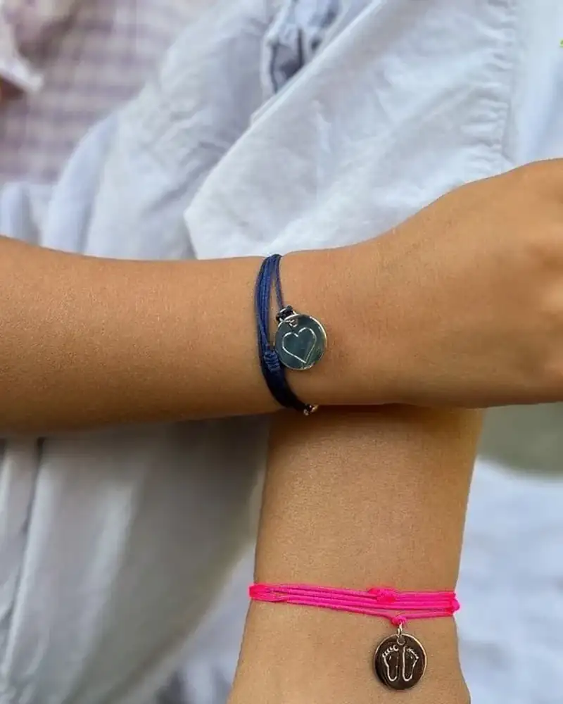 Médaille pieds bébé dorée - souvenir précieux de naissance