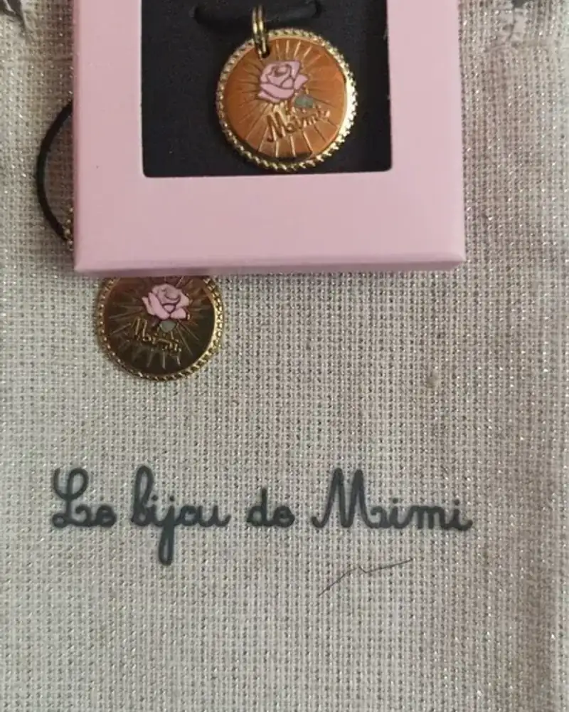 Médaille rose dorée - esprit floral romantique